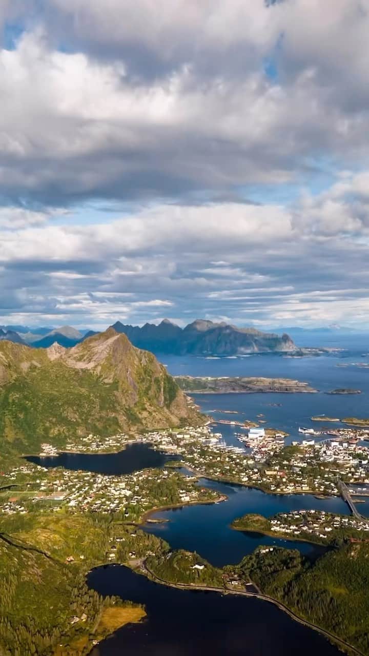 クリス・バーカードのインスタグラム：「Visions from the Lofoten Archipelago on a recent week-long visit just a few weeks ago. Locals said the summer weather was some of the best they’ve seen in the last 10 years. Sunny days in the northern hemisphere compare to none.  @trevarefabrikken @hattvikalodge @unstadarcticsurf」