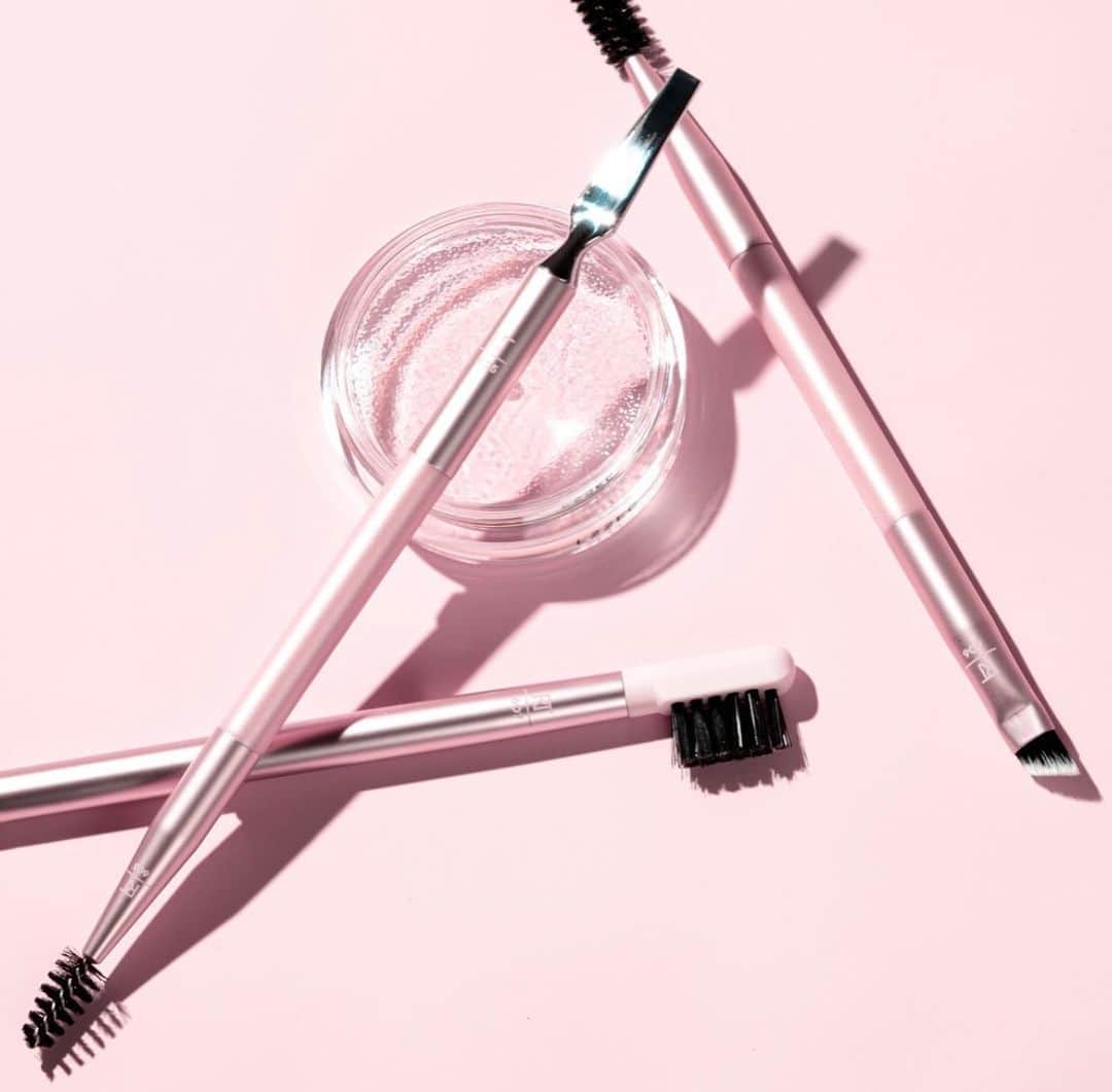 Real Techniquesさんのインスタグラム写真 - (Real TechniquesInstagram)「And the @allure award goes to… The Brow Styling Set 🏆  🌟RT 607 Long Handled Brow Brush 🌟RT Dual-Ended 605 Brow Hold + 603 Precision Spoolie 🌟RT Dual-Ended 606 Angled Brow Brush + 601 Brow Spoolie  We believe tools should always be REALly good quality at a REALly affordable price. Because that’s what you deserve, quality without compromise.」9月22日 5時44分 - realtechniques