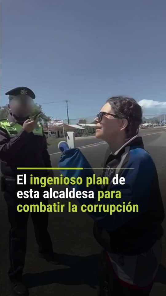 Primer Impactoのインスタグラム：「🇲🇽 Con una peculiar estrategia, esta alcaldesa de una comunidad en México busca atrapar a policías corruptos. La información es de @ivanmaciasnews   📺 Más en Primer Impacto a las 5pm/ 4C de lunes a viernes por @univision」