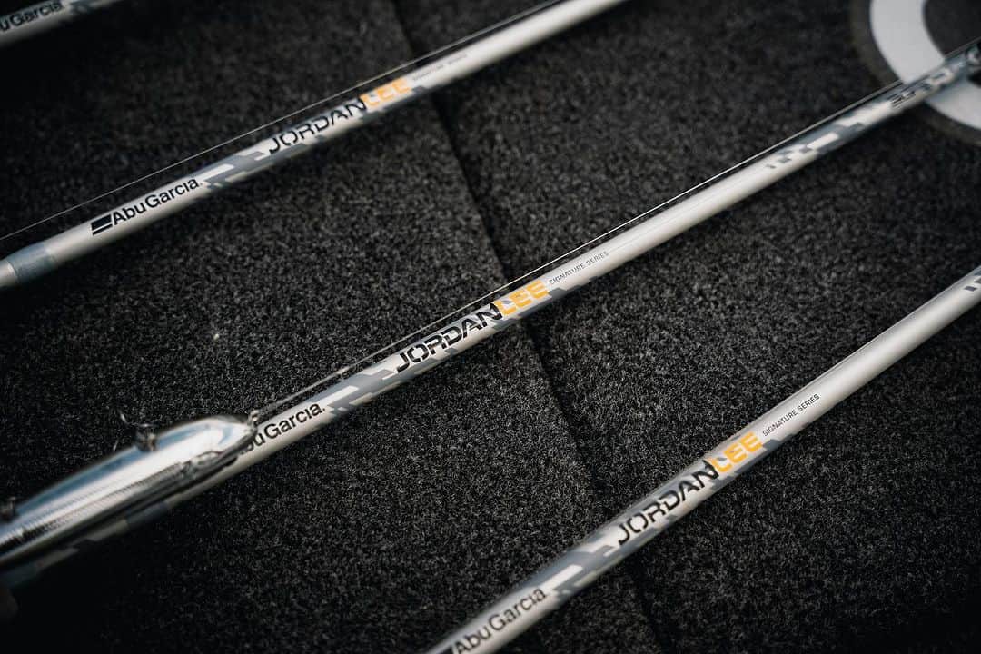 アブガルシアのインスタグラム：「If they're Champ approved, you know they're legit. The Jlee Signature Rod series includes technique specific designs dialed in by @jleefishing himself, to get the most out of every cast.   #abugarcia #FishToWin #JLee #bassfishing」
