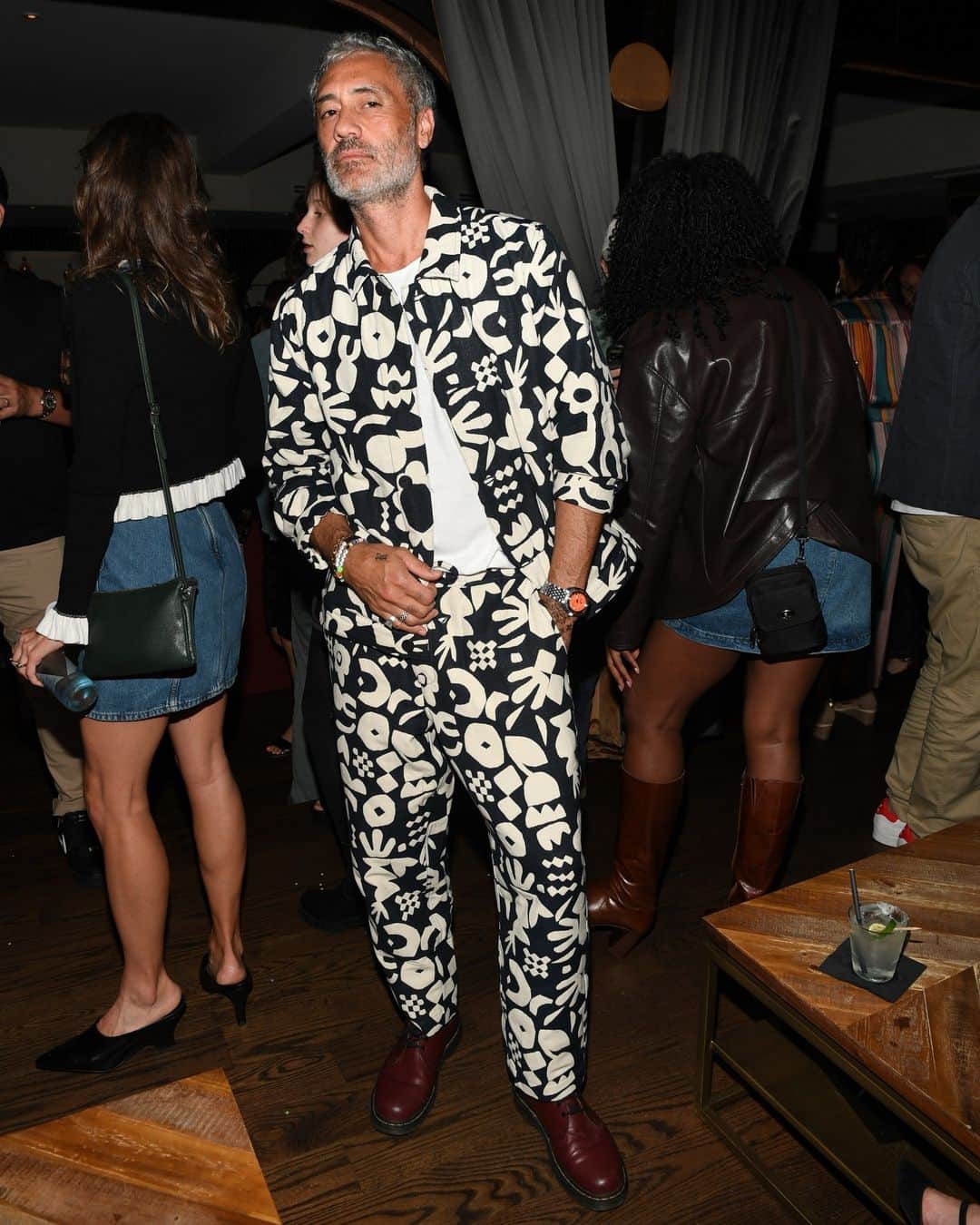 GQさんのインスタグラム写真 - (GQInstagram)「Taika Waititi does not wait until fall to really start dressin'. We're still days away from the official start of autumn, but the acclaimed filmmaker has already had an especially Big Fit-filled September. He even walked his first NYFW runway for the always-luxurious Hermès. Read more on his sartorial hot streak at the link in bio.」9月22日 5時55分 - gq