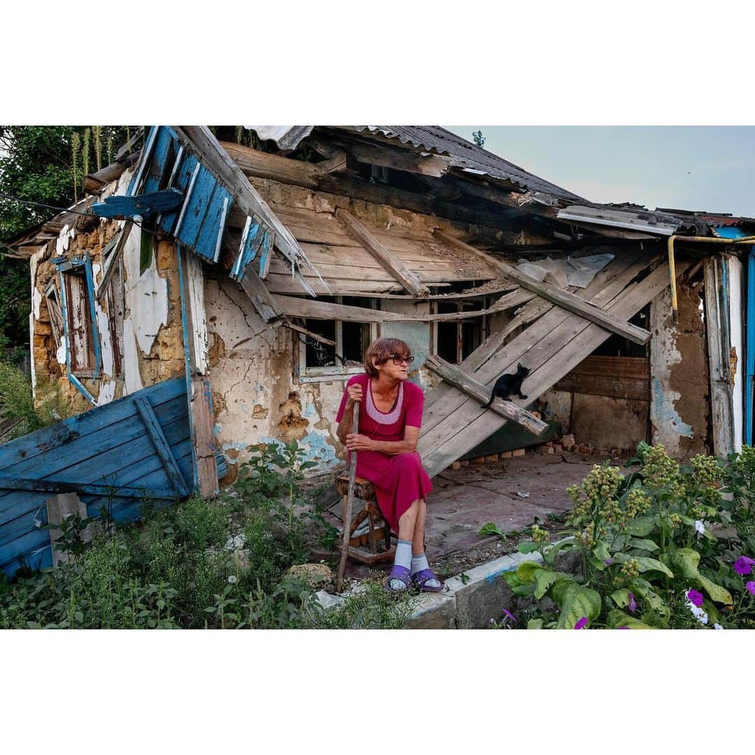 スティーブ・マカリーさんのインスタグラム写真 - (スティーブ・マカリーInstagram)「Lyudmila is in front of her home destroyed by shelling in a Ukrainian village. She is now working on rebuilding her home and her life. Ukraine, 2023.」9月22日 5時58分 - stevemccurryofficial