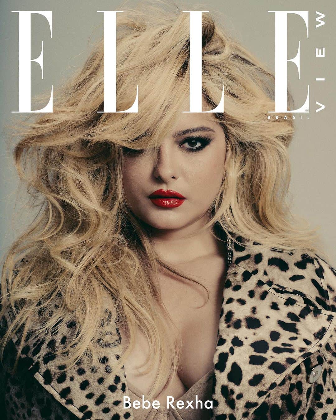 ELLE Brasilのインスタグラム：「Seja na fita cassete ou no Spotify, ouvir música muda vidas. Principalmente quando falamos de ouvir músicas feitas por mulheres. Que, além de ter que ter talento suficiente para embalar nossas vidas, se veem atravessadas por questionamentos que não rolam no mundo masculino. A #ELLEView de setembro celebra elas.   A escolha de @beberexha para estrelar essa edição veio daí. Assim como Adele e tantas outras, a cantora norte-americana parece ser obrigada a dar mais satisfações públicas sobre seu corpo do que sobre seu amplo repertório musical, que vai da ópera ao jazz, chegando ao country e ao pop. Mais sobre isso na entrevista incrível com nossa editora e DJ oficial (olha mais uma mulher na música aí!) @chantalsordi.   Já assina a #ELLEView? Então corra já em elle.com.br para conferir a nova edição!  Bebe Rexha veste @dolcegabbana.  _  Whether on cassette or Spotify, listening to music changes lives. Especially when we talk about listening to music made by women. Who, in addition to having to have enough talent to manage our lives, find themselves faced with questions that don't happen in the male world. Our September #ELLEView celebrates them.  The choice of @beberexha to star this issue came from there. Like Adele and so many others, the American singer seems to be forced to give more public explanations about her body than about her wide musical repertoire, which ranges from opera to jazz, country and pop. More about this in the interview with our editor and official DJ @chantalsordi.  Are you an #ELLEView subscriber? Go on elle.com.br to see our new edition out now.   Bebe Rexha wears @dolcegabbana.  Casting: @beberexha Photographer: @pedronapolinario  Fashion director: @lucasboccalao Vídeomaker:  @pauloraic Beauty artist: @krisna Words: @chantalsordi Production Coordination: @diego_jagun Fashion production: @thiiagotorres @giovxnnan Set Design: @andersonrodriguez  Executive production: @bellaaribeiro Nail Artist: @thaynadandara Beauty assistant: @feliipecarmo Photo assistants: @brunobralfperr @flavioo.lucas Vídeo Assistant: @henriquelambiazi Executive production assistant: @manda_bomfim  Art Assistant: @ronaldojy」