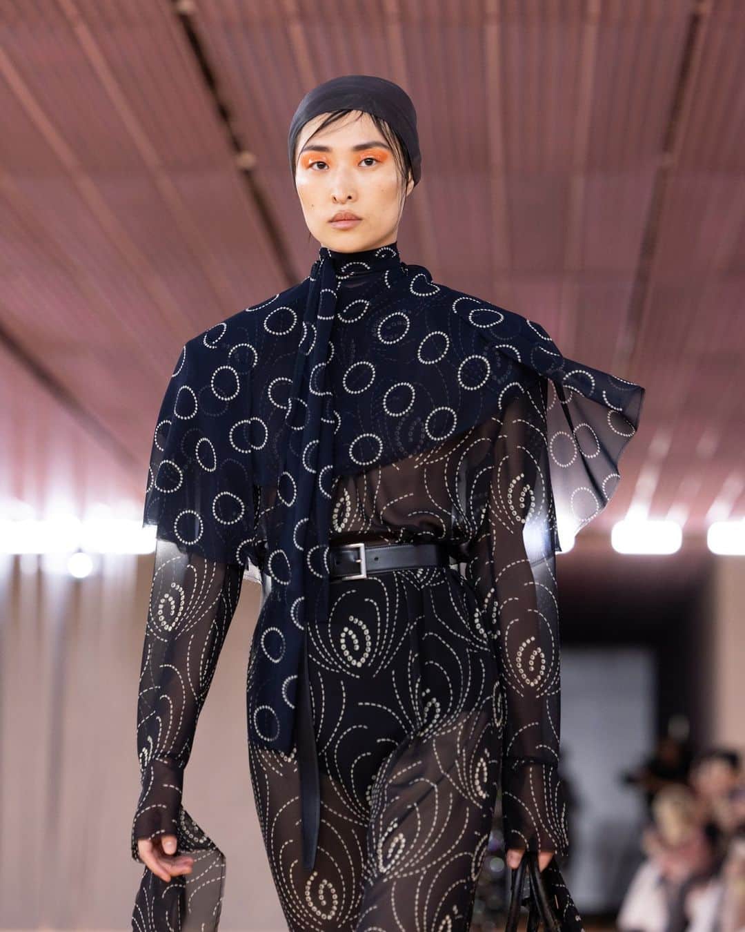 プラダさんのインスタグラム写真 - (プラダInstagram)「#PradaSS24 Womenswear Collection:  Look 38: Cocoon coat in patchwork patinated leather.  Look 40: Fringe dress hand-embroidered with eyelash florals in crystal and chain.  Look 25: Dress in patchwork panné velvet hand-embroidered with crystal, chain, studs and metal eyelets.  Look 33: Dress in georgette hand-embellished with feather motifs in studs, fragment of a dress in printed georgette.  Look 3: ‘Haze’ dress in superfine organza and gazar.  Discover more about the collection via link in bio.」9月22日 6時00分 - prada