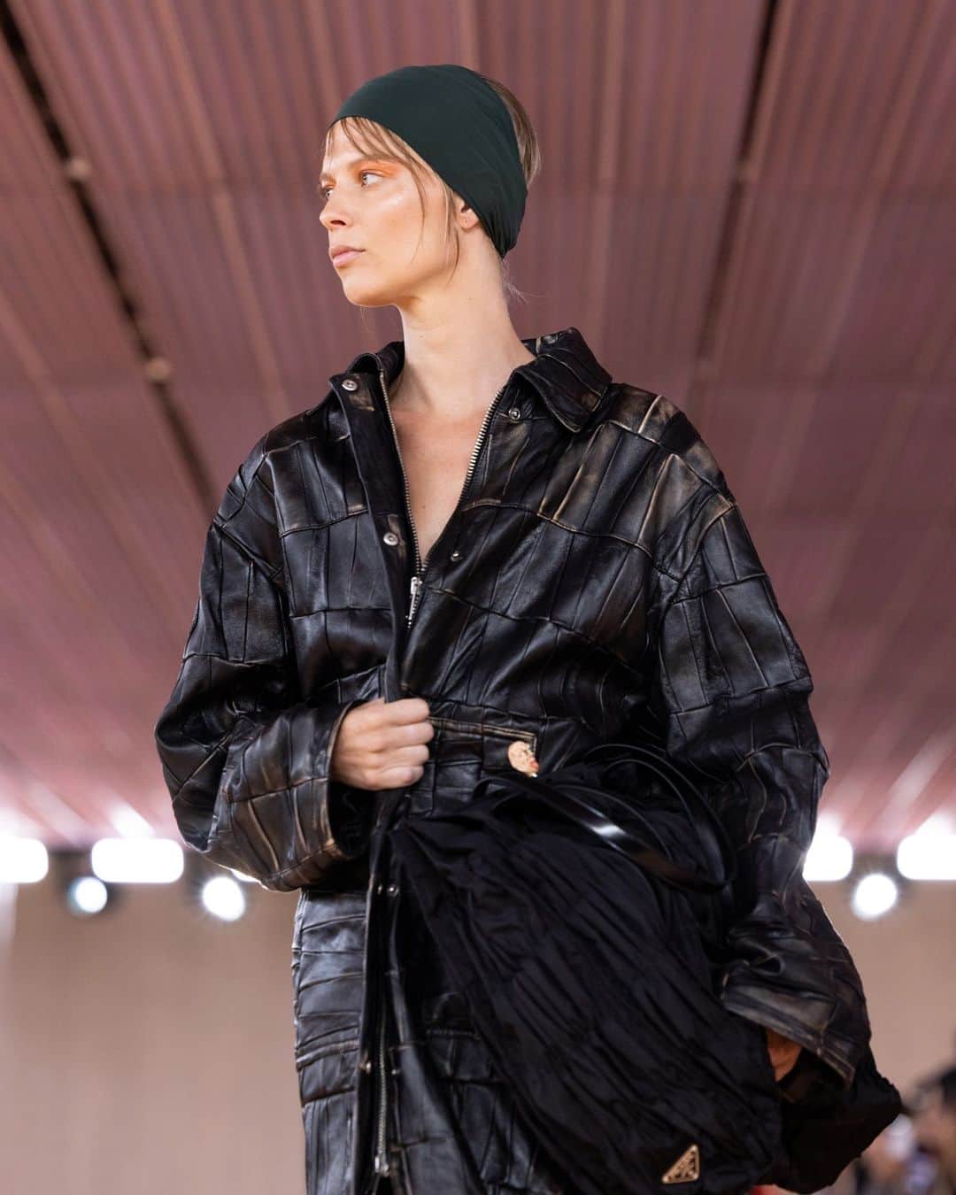 プラダさんのインスタグラム写真 - (プラダInstagram)「#PradaSS24 Womenswear Collection:  Look 38: Cocoon coat in patchwork patinated leather.  Look 40: Fringe dress hand-embroidered with eyelash florals in crystal and chain.  Look 25: Dress in patchwork panné velvet hand-embroidered with crystal, chain, studs and metal eyelets.  Look 33: Dress in georgette hand-embellished with feather motifs in studs, fragment of a dress in printed georgette.  Look 3: ‘Haze’ dress in superfine organza and gazar.  Discover more about the collection via link in bio.」9月22日 6時00分 - prada