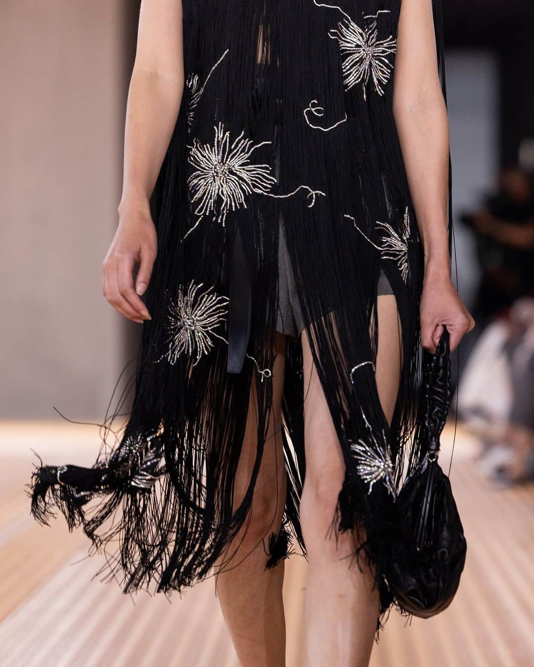 プラダさんのインスタグラム写真 - (プラダInstagram)「#PradaSS24 Womenswear Collection:  Look 38: Cocoon coat in patchwork patinated leather.  Look 40: Fringe dress hand-embroidered with eyelash florals in crystal and chain.  Look 25: Dress in patchwork panné velvet hand-embroidered with crystal, chain, studs and metal eyelets.  Look 33: Dress in georgette hand-embellished with feather motifs in studs, fragment of a dress in printed georgette.  Look 3: ‘Haze’ dress in superfine organza and gazar.  Discover more about the collection via link in bio.」9月22日 6時00分 - prada