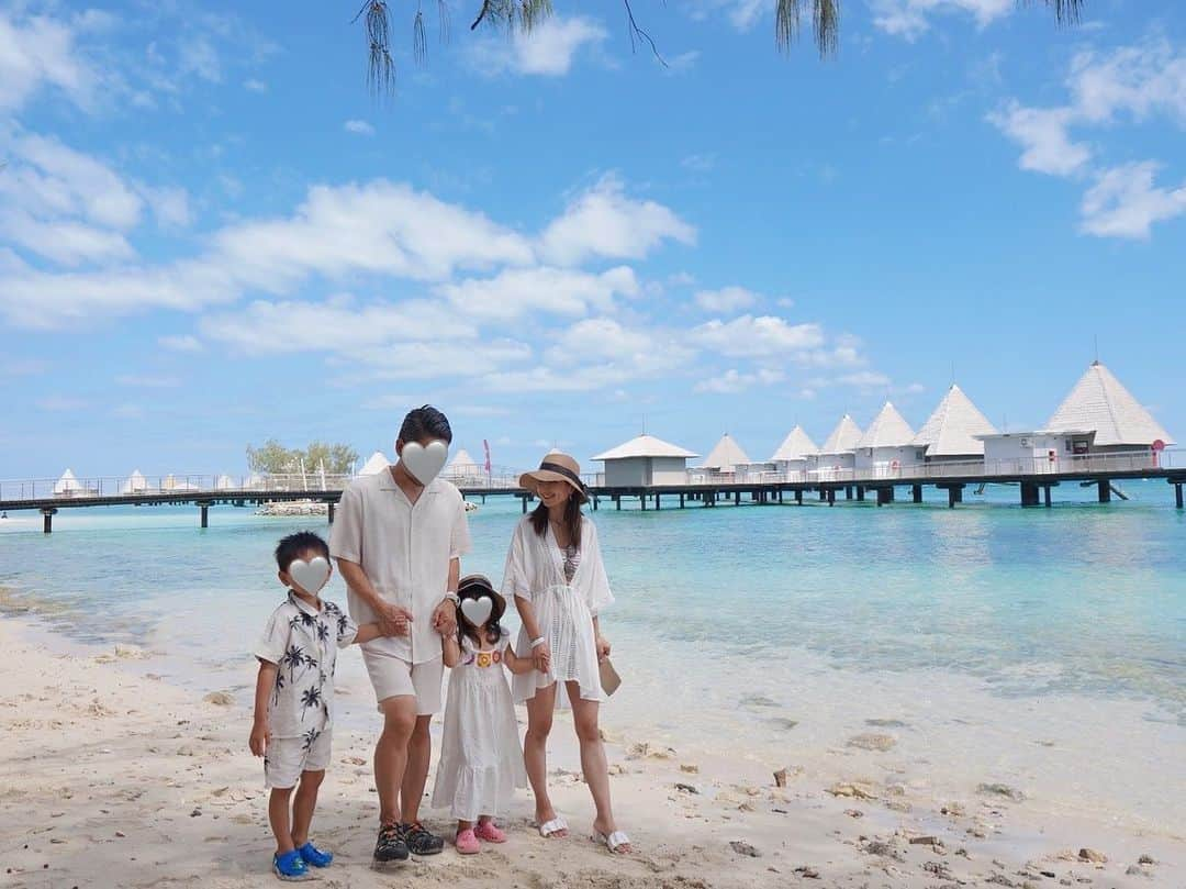 Remiのインスタグラム：「One resort island Maitre, Newcaledonia🏝️🇳🇨✨ 世界一周旅の10日目に到着したのは、ニューカレドニアの1島1リゾート、メトル島へ！  ニューカレドニアで唯一水上バンガローがある5つ星リゾート「ダブルツリーbyヒルトン・ヌーメア・イロ・メトル・リゾート」🏝  島に到着するとこれまでの天候が嘘のように晴れて、まさに天国のような世界でリゾートライフを満喫しています😇🤍  ------------ 📍 #Maitre #newcaledonia  🏝️ #DoubleTreeNumea  #ダブルツリーbyヒルトンヌーメアイロメトルリゾート 🗓 2023.9.20  #ニューカレドニア #メトル島 #ヌメア #ダブルツリーbyヒルトン #ダブルツリーメトル #水上コテージ #1島1リゾート  #子連れ世界一周 #世界一周 #DoubleTreebyHilton #doubletreebyhiltonnoumeaîlotmaître #Maitre #beachresort #waterbungalow #nouméa #noumeanewcaledonia #worldroundtravel #remi_world2023」