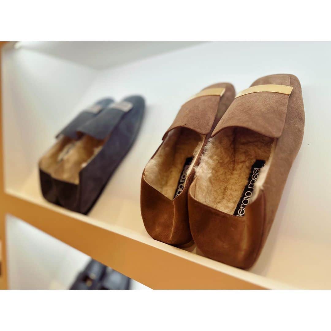 栗原佐知子さんのインスタグラム写真 - (栗原佐知子Instagram)「✴︎ 展示会で見た時から、 今季の表情豊かなファブリックや 遊び心のあるディテールに、 久々にファッションの高揚感を感じた @sergiorossi の靴たち👠✨ 新宿伊勢丹で開催中のPOP UPにおじゃましてきました💘 . . デビュー以来、コレクションを象徴するスタイルとして大人気のsr1 SLIPPERに、今シーズンは… 愛らしいテディカットのファブリックが新登場🧸💞 他にも、クリスタルパネルやゴールドベースにシルバーのパールディテールをあしらった新作も✨ 華やかなディテールだけど、 デイリーなカジュアルスタイルに合わせたい🙆‍♀️ . そして、ボリューミーなラムファー素材のスニーカー  sr1 ADDICTは限定発売🤍💙　 （☞2,6枚目） . また、POP UPにて初披露となる sr1のバッグコレクションが日本限定でラインナップ🫶 （☞4,6,7,8枚目） シューズとリンクして持つのも素敵💓 ※8枚目のシルクスカーフは期間限定イベントのノベルティみたいですよ☺️💕 . 私はアメジストカラーの立体的なクリスタルと 深みのあるダークベリーのスエード素材の sr1 BALLERINAに一目惚れでした😍 （☞9枚目） . . 10月3日（火）まで伊勢丹新宿店本館2階 婦人靴/プロモーションにてPOP UP開催中です💫 . @sergiorossi  #sergiorossi #sr1icons #pr #shoes #denim #collection #sr1 #shoesaddict #shoeslover #instafashion #セルジオロッシ #新宿伊勢丹」9月21日 21時08分 - sachiko__kurihara