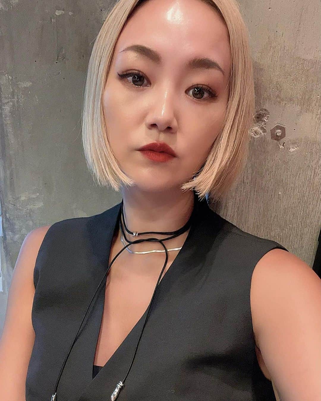 亜弥のインスタグラム：「👁️の話し。 急に左目がかすむ様になり、仕事を辞める前から目の奥が 痛むようになった私の👀。(結構な激痛) 目はずっと裸眼。 何なら目は良い方⭕️  今日急遽眼科へ行ったら、右目1.2/左0.5。 そして両目の眼球にキズがあって、 特に左目に凄いキズがあった🥶 傷の原因も不明… 大体の原因はコンタクトやカラコンでキズが付いたり 目の整形をした人は糸が内側から出たりするみたい😱(怖) このキズが痛みと目のかすみに繋がってるとの事🫣 そしてまさかの…老眼かも👵🏼 (目が良い人ほどなりやすいらしい)  目薬3本処方され、今日から目薬生活。 先端恐怖症の為、鏡を見ながらじゃないと目薬が打てない。謎w  目の洗浄を勧められたんだけど、瞼をクルンってされるみたいで、昨日マツエクしたばかりだから次回まで保留にした(ギャルかw)🌺  左目が絶賛視力低下中の為、街で会っても見えていない事がありますので宜しくどうぞ🫡  ※ピントを合わすためガンを付てるような顔をするかと思いますがケンカを売ってる訳じゃありません。笑  #目 #裸眼 #目の視力落ちた  #目って大事だね  #携帯触るの控えようかな #これも現代病ね」