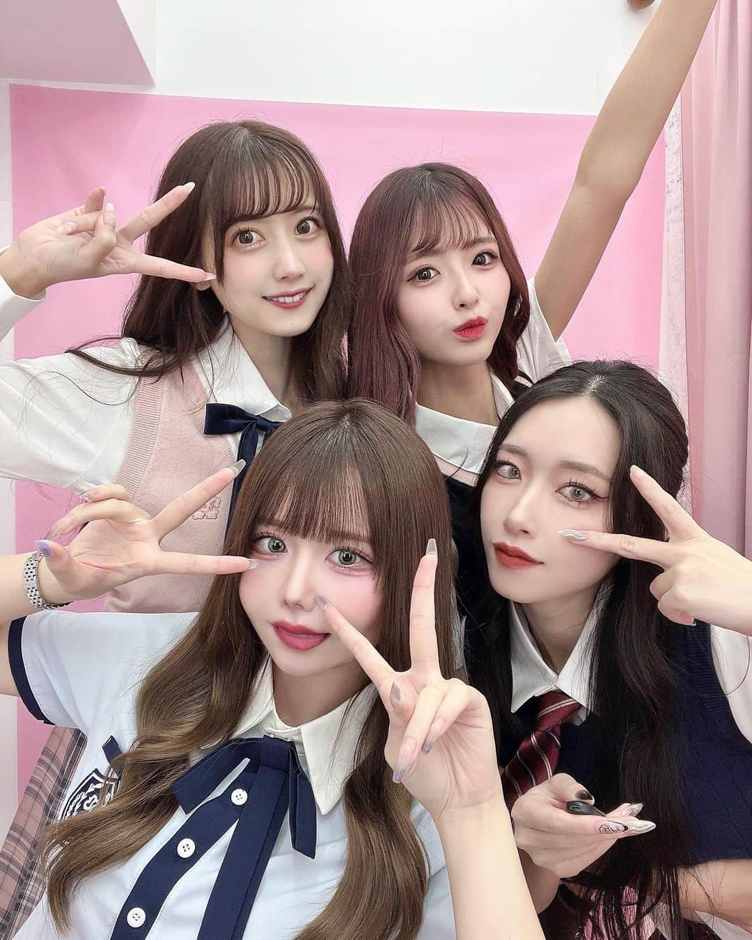 りなたろすのインスタグラム：「⁡ みんなで学生生活 送ったら楽しかっただろうな〜🥰🥰🥰 ⁡ ⁡ この写真わちゃわちゃ してて好き(^⸝⸝o̴̶̷ ̫ o̴̶̷⸝⸝ ^)੭" ⁡ ⁡ ⁡ ⁡ ⁡ ⁡ ⁡ #韓国制服 #韓国制服レンタル  #制服プリ #制服コスプレ #制服デート  #bkeyphoto #ビキフォト #韓国プリクラ #bkeyphotoseoul #bkeyidolschool #kpopschool  #プリクラ #女子高生 #制服コス」