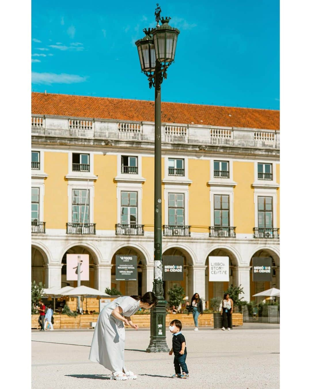 森山るりさんのインスタグラム写真 - (森山るりInstagram)「.  Family photo shoot in Lisbon🇵🇹  先日家族写真を撮ってもらいました📷🤍 こっちに来てから3人ではほとんど撮って無かったし、 リスボンのお気に入りの場所を写真に残せて嬉しい☺️  まなみさん素敵な機会をありがとうございました🌸 @manamiphotograph   #リスボン #ポルトガル #コメルシオ広場 #公園 #家族写真 #赤ちゃんのいる生活 #1歳男の子 #1歳4ヶ月 #lisbon #portugal #familyphotography」9月21日 21時06分 - ruri_moriyama_official