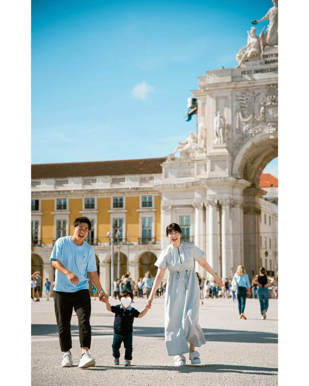 森山るりのインスタグラム：「.  Family photo shoot in Lisbon🇵🇹  先日家族写真を撮ってもらいました📷🤍 こっちに来てから3人ではほとんど撮って無かったし、 リスボンのお気に入りの場所を写真に残せて嬉しい☺️  まなみさん素敵な機会をありがとうございました🌸 @manamiphotograph   #リスボン #ポルトガル #コメルシオ広場 #公園 #家族写真 #赤ちゃんのいる生活 #1歳男の子 #1歳4ヶ月 #lisbon #portugal #familyphotography」