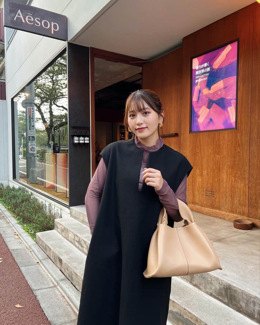 のインスタグラム：「夏の旅行の投稿が続いてるけど、 秋っぽいコーデも少しずつ紹介していくね🍁  この日は @classicalelf_official のジャンパースカートを 主役にしたコーデ！(164cm.BLACK.Lサイズ)  ウールのような柔らかな素材で、暖かい印象に🍠 IラインのシルエットとVネックが骨格ストレートの私にとっては、スタイルアップ効果もあって嬉しかった☺️」