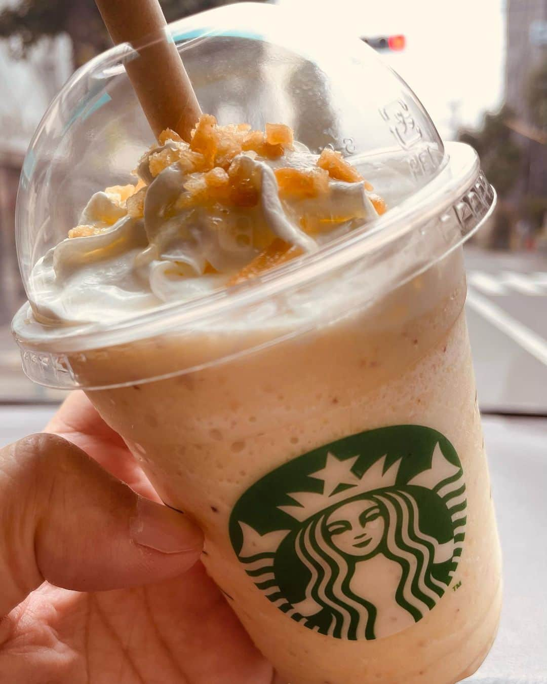 IZAMのインスタグラム：「STARBACSの、おさつバターフラペチーノを飲んだよー😏  飲みやすくて美味しかったよ☺️  #starbucks  #フラペチーノ  #スタバ  #IZAM #izam #SHAZNA #shazna #スウィーツ  #スウィーツ男子」