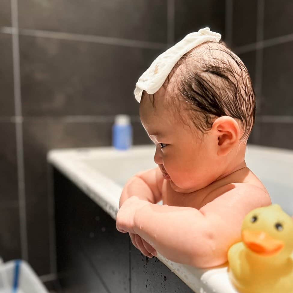 高橋美咲のインスタグラム：「. 今日も一日お疲れ様でございました♨️🍼 . . #4ヶ月ベビー  #お風呂 がお好き」