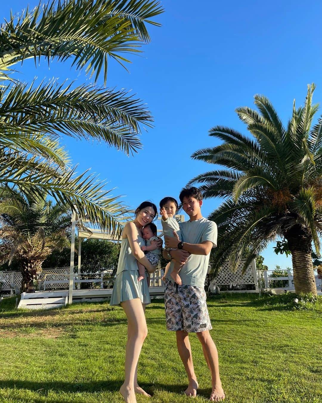 田中響子のインスタグラム：「ストーリーズで好評だった 家族でお揃いのスイムウェア🌴  娘はまだお水遊びはできないけど スイムウェアデビューしてきました🤍 夫、子どもたちとお揃いめっちゃ喜んでた🤭  この日は「お揃い？どちらのですか？」って 2回もお声がけいただけて嬉しかったな〜🌻  swim wear @amusa_official」