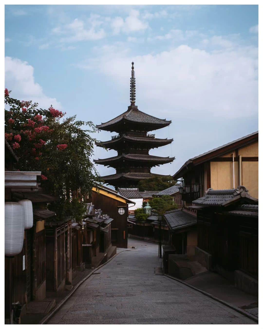 Takashi Yasuiのインスタグラム：「Kyoto 🎌 July 2023  #八坂の塔 #USETSU #unknownjapan #explorejapan #hellofrom #widenyourworld  #createexploretakeover #passionpassport  #MadeWithLightroom #vscofilm #huntgram #hbouthere #hbweekends #photocinematica #SPiCollective #ASPfeatures #reco_ig #TakashiYasui」
