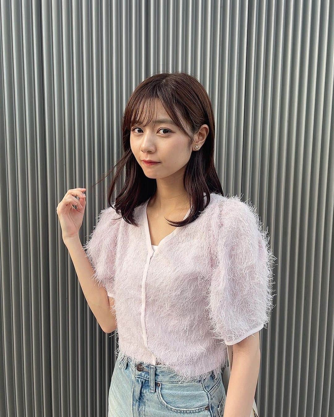 杉浦みずきのインスタグラム：「. 珍しく甘々ファッション めったに着ないんだけど薄ピンク着てみた😂💕 お上品なモケモケに一目惚れしてしまいまして （お上品なモケモケとは）  トップス　@mystrada_official  バッグ　@cafune.official」