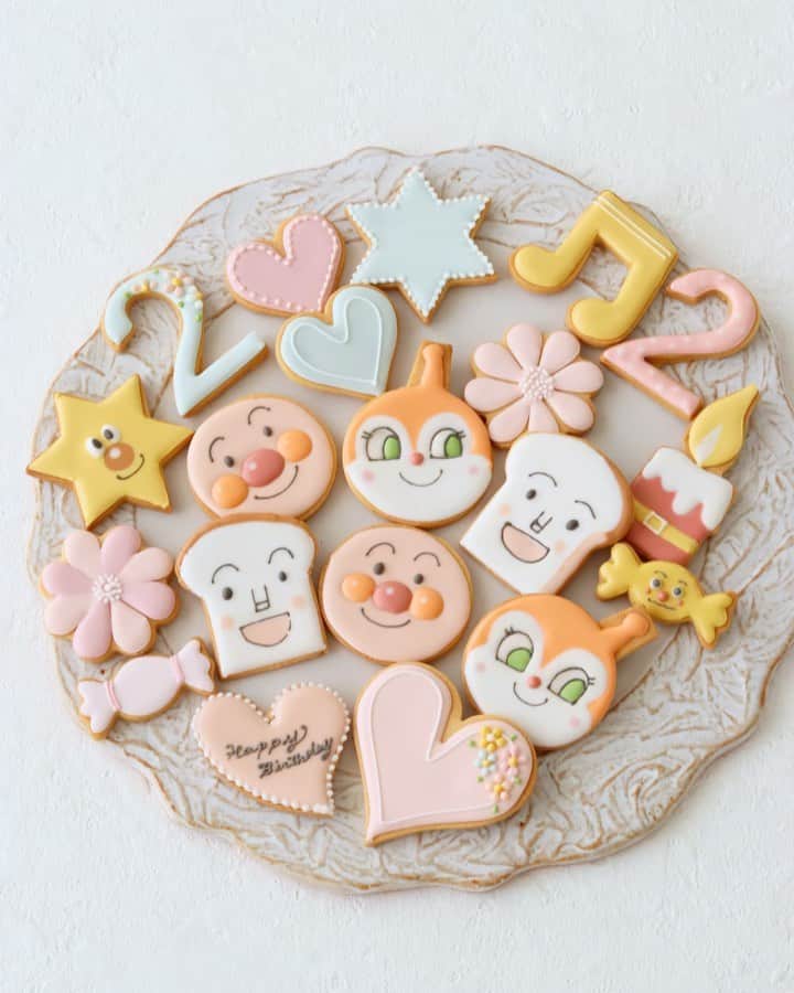 のインスタグラム：「私っぽくないアンパンマンでこんばんは٩꒰｡•◡•｡꒱۶  昨日のシャインマスカットのケーキの別添えでアンパンマンのアイシングクッキーを作りました‪‪*°♡   うちアンパンマンの型ないんだけどー🤣 どうにかナイフで食パンマンとドキンちゃんを。  失敗したら困るから2人ずつ。色がパキッと鮮やかすぎないくすみ系の優しい感じに仕上げてみた‪‪*°♡   気に入りは名犬チーズのお星様とカレーパンマンのキャンディとアンパンマンボディのキャンドルꉂꉂ (*ˊᗜˋ*)  主役じゃないꉂꉂ (*ˊᗜˋ*)  よく見ると下手なんだけど、近くが見えないから🤣🔨いわゆる老眼👵  遠くも見えないけど、近くも見えなくてどこも見えないじゃんね？  プレゼントしたあとアンパンマン達3名が乗ったケーキでお祝いした写真見せてもらいました😊  お誕生日おめでとう‪‪*°♡ 2歳なんてかわゆ‪‪*°♡  元気いっぱい大きくなーれ‪‪*°♡   𓂃◌𓈒𓐍𓂃◌𓈒𓐍𓂃◌𓈒𓐍◌𓈒𓐍𓂃◌𓈒𓐍𓂃◌𓈒𓐍  「 新刊のお知らせ📢　」  9/7にKADOKAWAさんから  「何度も作ってたどりついたあいりおーのお菓子」が発売されます。  納得するまで作り続けた私のイチオシレシピを1冊にまとめました。  たくさんの工程写真とコツとポイントで詳しく書いています。  Amazon、楽天ブックス、全国の書店で発売中です。  𓂃◌𓈒𓐍𓂃◌𓈒𓐍𓂃◌𓈒𓐍𓂃◌𓈒𓐍𓂃◌𓈒𓐍𓂃◌𓈒𓐍   ○*:.。..。.。o○○*:.。..。.。o○   使っているオーブンやお菓子、パンの道具は  楽天roomに載せています。 プロフィール欄にリンクあります🔍   ○*:.。..。.。o○○*:.。..。.。o○   #アイシングクッキー#アンパンマンクッキー#アンパンマンアイシングクッキー#手作りお菓子#手作りお菓子レシピ #手作りお菓子作りが好きな人と繋がりたい #おやつ#あいりおースイーツ#joiceonthetable」