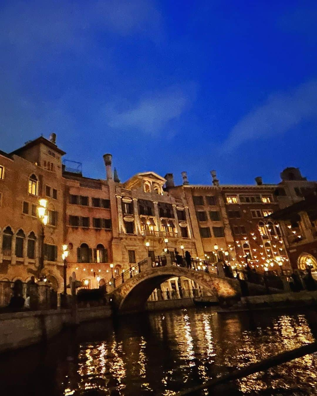 真野ゆりあさんのインスタグラム写真 - (真野ゆりあInstagram)「. みうたんとインパしてきた🏰🎀 . 去年ずっとランドだったから 今回は久しぶりにシー🙌 . やっとビリーヴ見れて感動😭✨ . ビリーヴ前にゴンドラ乗ったんだけど 暗くなってからが安定に最高だった🫶 . 次回はグリできたらいいな💭💕 . . 忙しくて今年全然行けてないから 年内までにあと何回か行けように頑張りたい🥹🤍 . . #ディズニーシー  #tds  #キャバ嬢  #ノンアルキャバ嬢  #六本木 #元セクシー女優  #フォロワー増やしたい  #コメント大歓迎  #youtuber #followme  #instagood  #tagsforlikes #japanesegirl」9月21日 21時18分 - mano_yuria