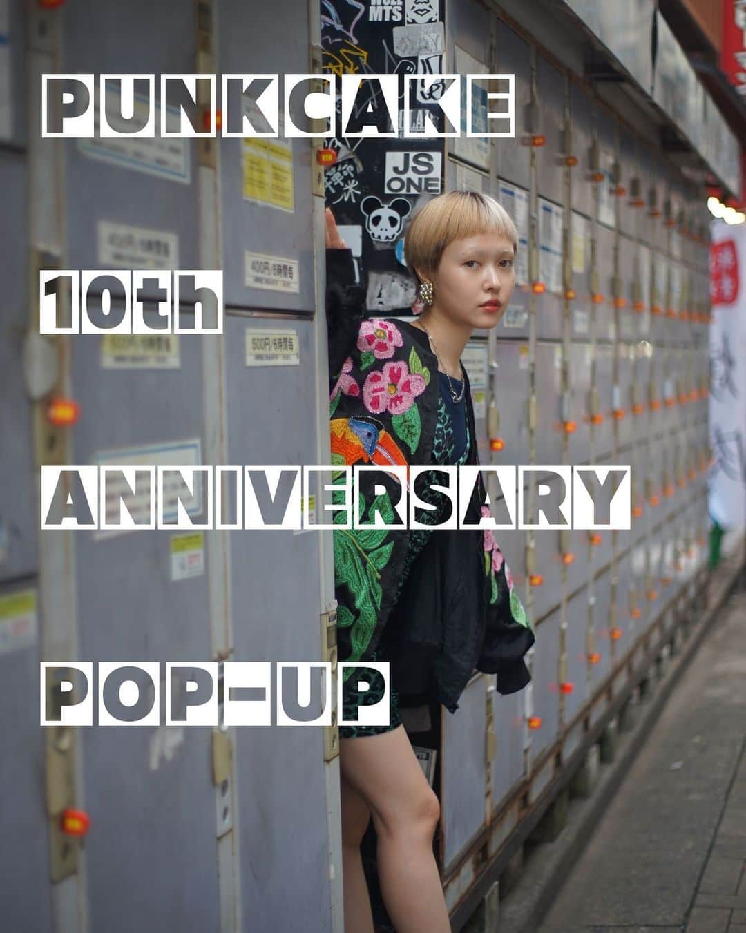 PUNK CAKEさんのインスタグラム写真 - (PUNK CAKEInstagram)「🌹10th anniversary POP-UP🌹  残暑お見舞い申し上げます☀️ 立秋とは名ばかりで連日の厳しい暑さ 皆さまは元気にお過ごしですか？  夕涼みがてらビールでも飲み 秋を感じたいものです🍺🍂  さて、次のポップアップは 今週末からスタートしますが もう一つ大切なお知らせがあります！  ポップアップの最終日 10月1日でPUNK CAKEは10周年を迎えます！！！ パチパチパチパチ👏🏻👏🏻👏🏻👏🏻  昨年原宿のお店をクローズして早くも1年…。 場所も営業スタイルもガラッと変わって まだまだ色々と模索中ですが なんとかこの1年頑張って10年という大きな節目を迎えることができそうです！ 1年よりもっと昔の事のようにも思うけど やっぱりあの最後の原宿の日を思い出すセンチメンタルなこの頃です😭  クローズしてからまだポップアップに来れてない方も！ 初めてだけど行ってみたいなって方も！ 今月は特にみんなみんな大歓迎でお待ちしています！  大きな節目なのでイベント的に何かしようとも考えていましたが、 結局時間が迫ってきて何も企画できなかったw  ですがラスト２日間の9/30,10/1は営業時間を延長して、  「パンクケイク角打ちスタイル」  みたいなラフな感じで フードやドリンクも基本持ち込みOKで！ 特にパーティーといった感じでもなく来てくれたみんなで飲みながらお話しして過ごせたらいいなと考えています🍺  おめでたい時間を是非一緒に過ごして乾杯しましょう♡ もちろん普通に営業もしてますのでお買い物だけでも、 初めての方も、挨拶だけでもとにかく大歓迎です🌹 （お祝いなど本当に気を使わずに手ぶらで来てください！来てくださるだけで嬉しいです！）  それでは皆さまにお会いできる時を心よりお待ちしています🥰  Kinjy   ※オンラインショップ掲載商品をポップアップで直接見たいお客様はinstagramのDMなどで事前にご連絡ください。  日程/ 9/23(土)～10/1(日) 時間/ 13:00～20:00        （9/30,10/1は14:00~22:00くらい） 場所/ 東京都目黒区鷹番3-4-10 2F   Model / @morioka_no_momooka  Photo / @kinjy_eat_world」9月21日 21時18分 - punk_cake