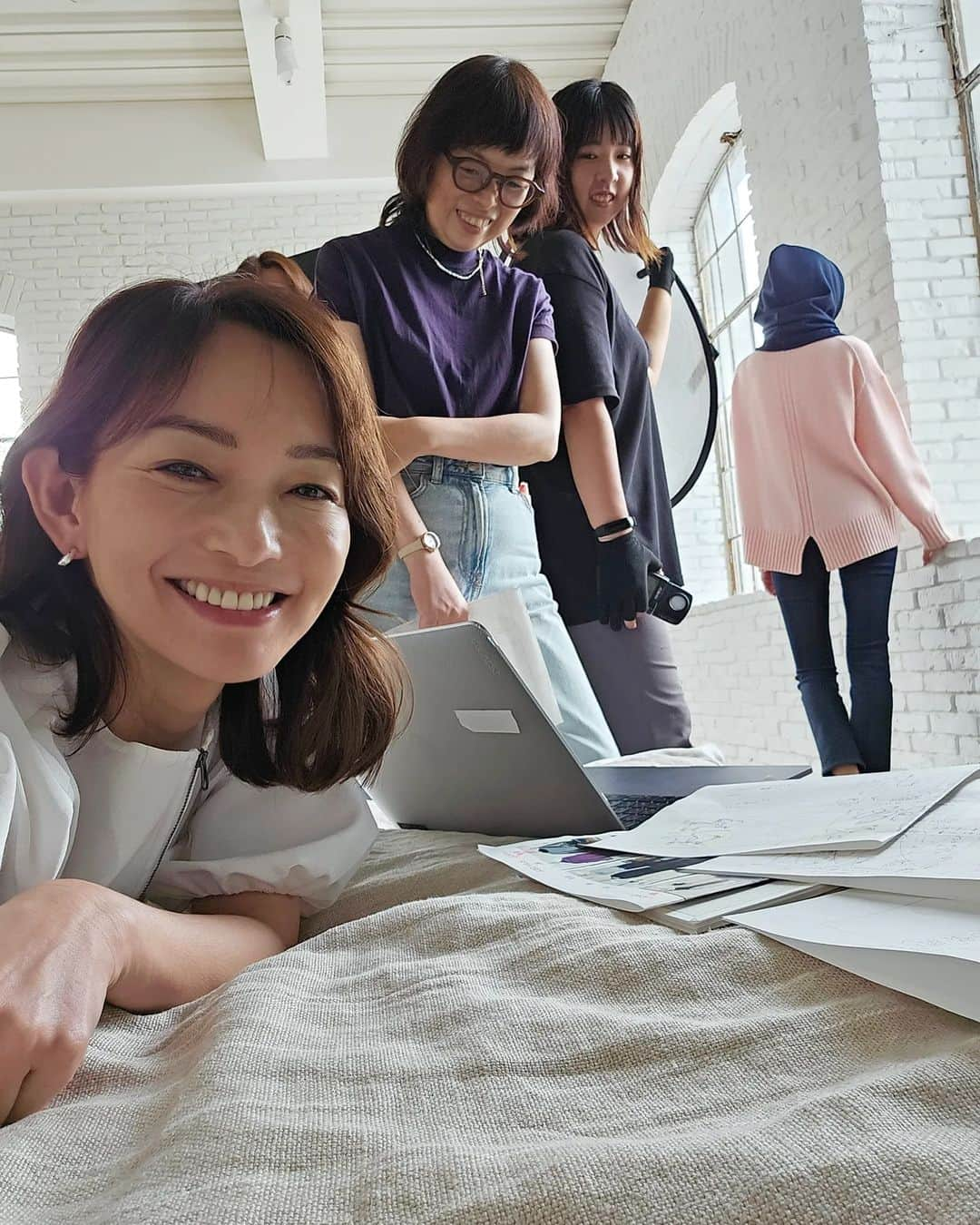 佐藤純さんのインスタグラム写真 - (佐藤純Instagram)「昨日は、佳子ちゃんと一緒に撮影📷️💕  @yoshicowatanabe   毎回、楽しみな撮影なのです😁  @dhc_official_jp   ほんと親戚の集まりのようなメンバーでほのぼのしちゃう😊  私は一休だんごのおかきをおやつに😋  佳子ちゃんは、温泉饅頭をおやつに😋  甘いのしょっぱいのの無限ループ‼️  ランチは、久々の釜寅の出前🚲️🍜  釜寅のうなぎごぼうが大好き💕  食べ終わって、みんなで洗い物をしてたら、親戚が集まって、バーベキューしてお片付けしてる気分🤣  楽しいメンバーなのです‼️  #撮影 #shooting  #dhc  #ママ #ママモデル #モデル #mama #mamamodel #model」9月21日 21時10分 - junsatoidea