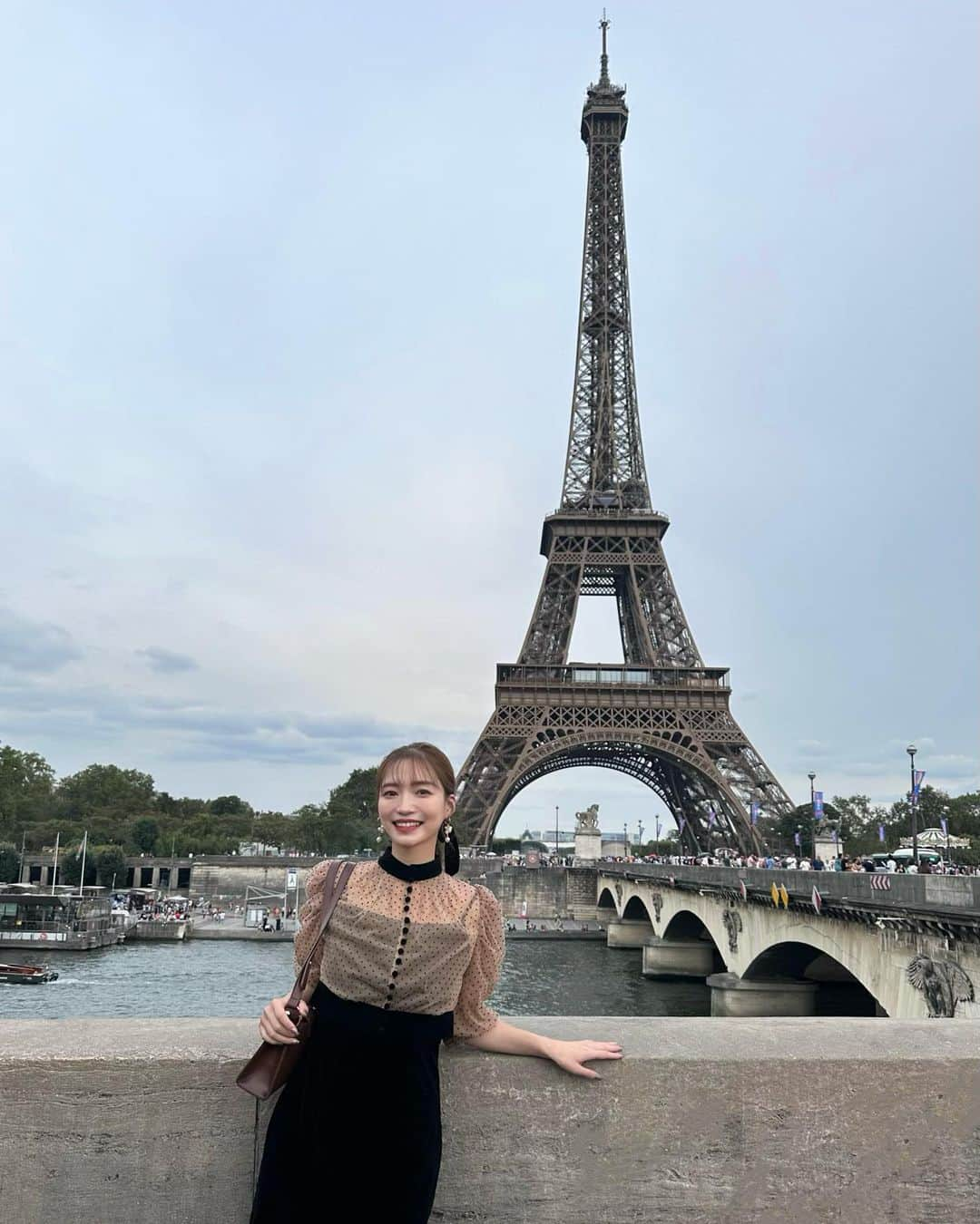 YUKIKOのインスタグラム：「. エッフェル塔🇫🇷✨  #パリ #パリ旅行 #フランス #フランス旅行 #エッフェル塔 #paris #parisfrance #eiffeltower」