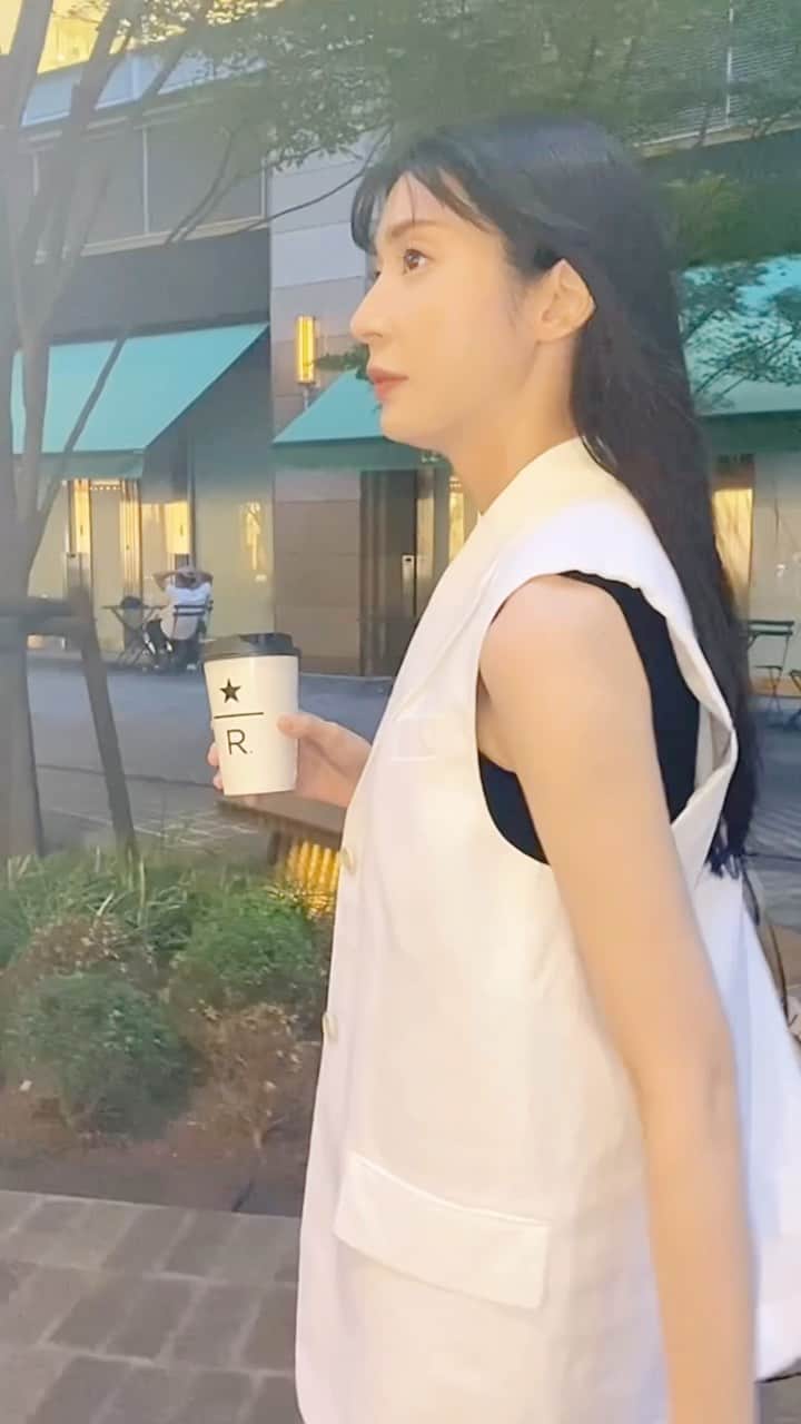 デコウトミリのインスタグラム：「手に持っているのは愛してやまないオリアート☕️💖 最近はこれのためだけに日比谷に通ったり、、、しています笑」