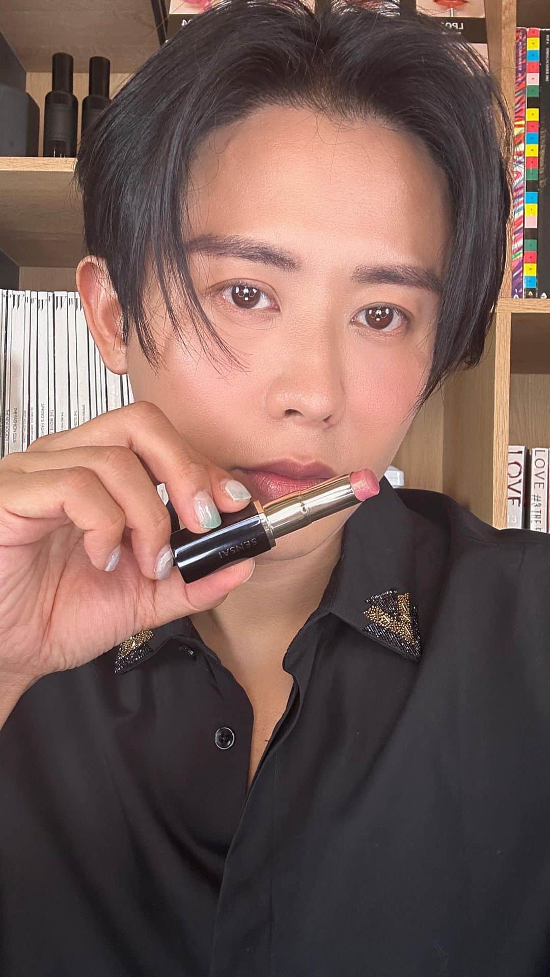 のインスタグラム：「SENSAIのラスティングプランプリップスティックをたっぷりとご紹介させていただきました🤍  今回もライブ視聴者様限定のクーポンをご用意しました！  【対象商品】 ラスティングプランプリップスティック(リップ＋ホルダー)　全12色  【クーポンコード】 SE0921  【特典内容】 センサイ ラスティングプランプリップスティック(リップ＋ホルダー)を購入で、センサイASクレンジングミルク(20 mL)をプレゼント。 ※クーポンの利用は、おひとり様1回まで。  【対象期間】　 2023年9月21日(木)20:00～10月31日（火）23:59まで ※特典の在庫がなくなり次第、期間内で合っても終了  【対象店舗】 ①SENSAI公式オンラインショップ ②店頭（全国3店舗） ＜東京＞伊勢丹新宿店　2階化粧品売り場 ＜名古屋＞ジェイアール名古屋タカシマヤ　3階化粧品売り場＜大阪＞阪急うめだ本店　2階化粧品売り場　  【クーポン利用方法】 ①公式オンラインショップ：購入時に、「クーポンコード」を入力 ②店頭：会計時に、LIVE配信orアーカイブのスクリーンショットを提示  クーポンに関するお問い合わせは公式アカウント　@sensaibeauty_japan までお願いいたします。  @sensaibeauty_japan #SENSAI　 #センサイラスティングプランプリップスティック  #sopnsored」