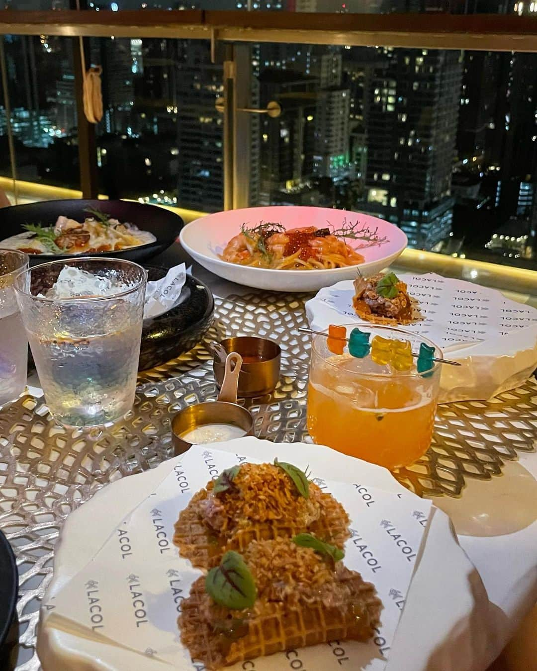 MIHOさんのインスタグラム写真 - (MIHOInstagram)「𝑩𝒂𝒏𝒈𝒌𝒐𝒌🇹🇭  𝑩𝒂𝒏𝒈𝒌𝒐𝒌の素敵Dinner🍷  ここの雰囲気すきすぎて すぐここ行きたい！ってなった❤️  ドーム内が花だらけで とーっで可愛かったよぉ❤️ 夜景も素敵だったし🎵  ここでプロポーズする人が多いそう😘  ドーム内の席が良ければ 早めに席指定で予約してね😘  ドバイもパリもサントリーニも まだまだ載せたいのたくさん あったんだけどバンコクも 良すぎたのでいろいろ 混ぜ混ぜUPしていきまーす🤣👌❤️  行きたいとこやりたいこと計画通りに 全部達成して大満足旅でした❤️」9月21日 21時14分 - golf___miho