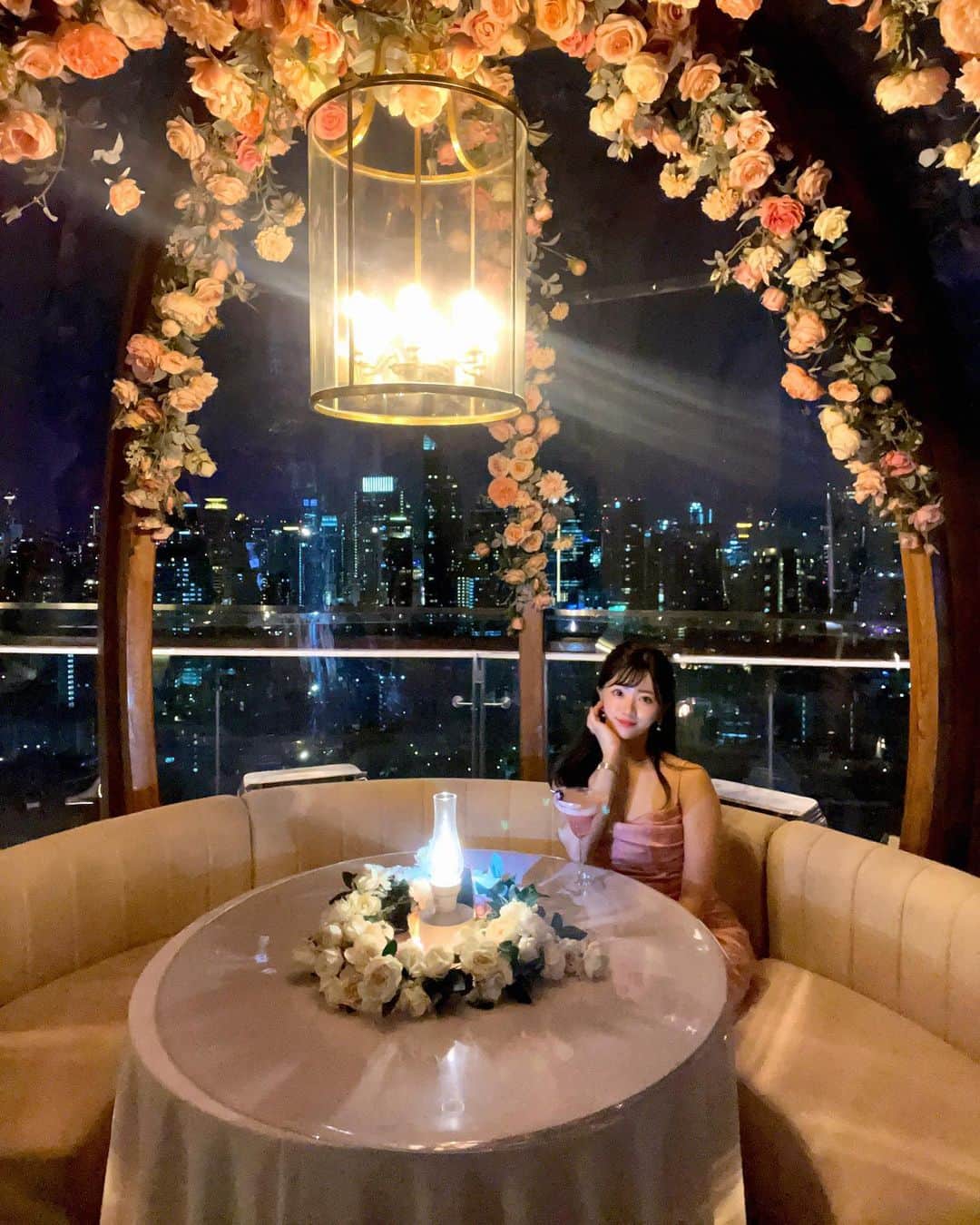 MIHOのインスタグラム：「𝑩𝒂𝒏𝒈𝒌𝒐𝒌🇹🇭  𝑩𝒂𝒏𝒈𝒌𝒐𝒌の素敵Dinner🍷  ここの雰囲気すきすぎて すぐここ行きたい！ってなった❤️  ドーム内が花だらけで とーっで可愛かったよぉ❤️ 夜景も素敵だったし🎵  ここでプロポーズする人が多いそう😘  ドーム内の席が良ければ 早めに席指定で予約してね😘  ドバイもパリもサントリーニも まだまだ載せたいのたくさん あったんだけどバンコクも 良すぎたのでいろいろ 混ぜ混ぜUPしていきまーす🤣👌❤️  行きたいとこやりたいこと計画通りに 全部達成して大満足旅でした❤️」