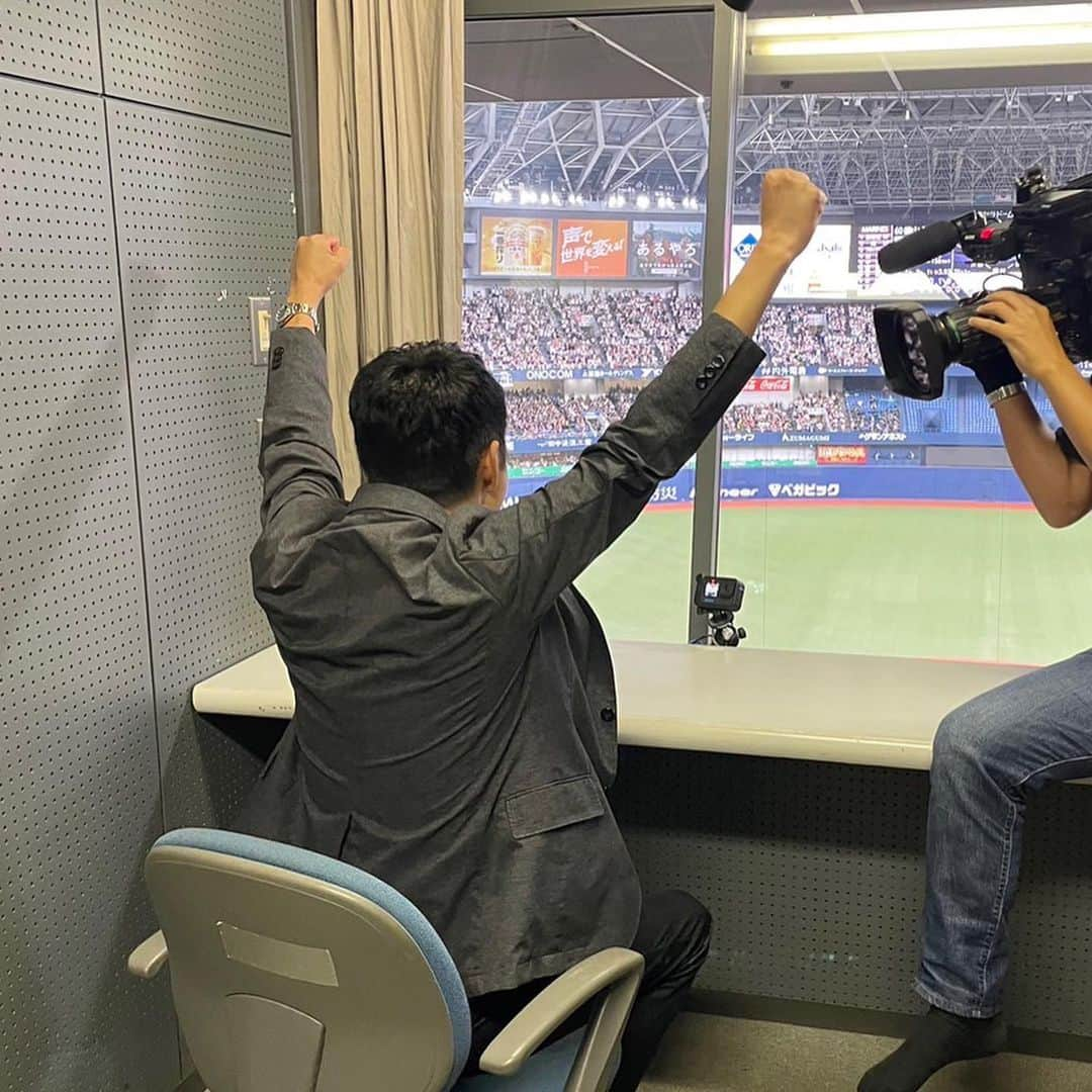 河田直也さんのインスタグラム写真 - (河田直也Instagram)「オリックス優勝ー！！見事3連覇達成ですね！  昨夜は優勝の瞬間を見届け、その後記者会見でインタビュー。そしてなんとビールかけにも参加させてもらいました🍺能見篤史さん、三ツ廣アナウンサーといっしょに！私、ビールかけは初めてだったのですが、会場は熱気とビールの香りが充満し、選手の皆さんのボルテージも最高でした！とても貴重な体験をさせてもらいました。 #オリックス #オリックス優勝 #ビールかけ #オリックス3連覇 #よんチャンtv」9月21日 21時14分 - kawatanaoya0423