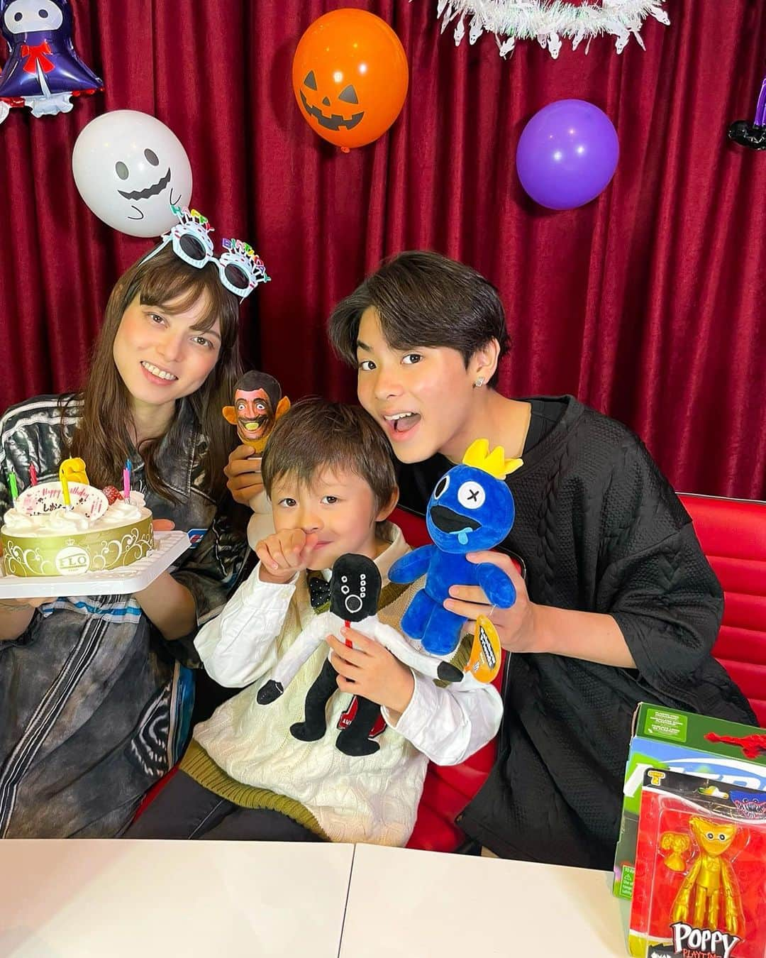 いおりくんTVさんのインスタグラム写真 - (いおりくんTVInstagram)「本日は紫音6歳のお誕生日を家族でお祝いしました🎂✨ たくさんのお祝いメッセージありがとうございます🙇‍♂️✨  #いおりくんtv #しぃしぃtv #お誕生日 #お誕生日おめでとう #6歳 #6歳誕生日」9月21日 21時15分 - iorikuntv