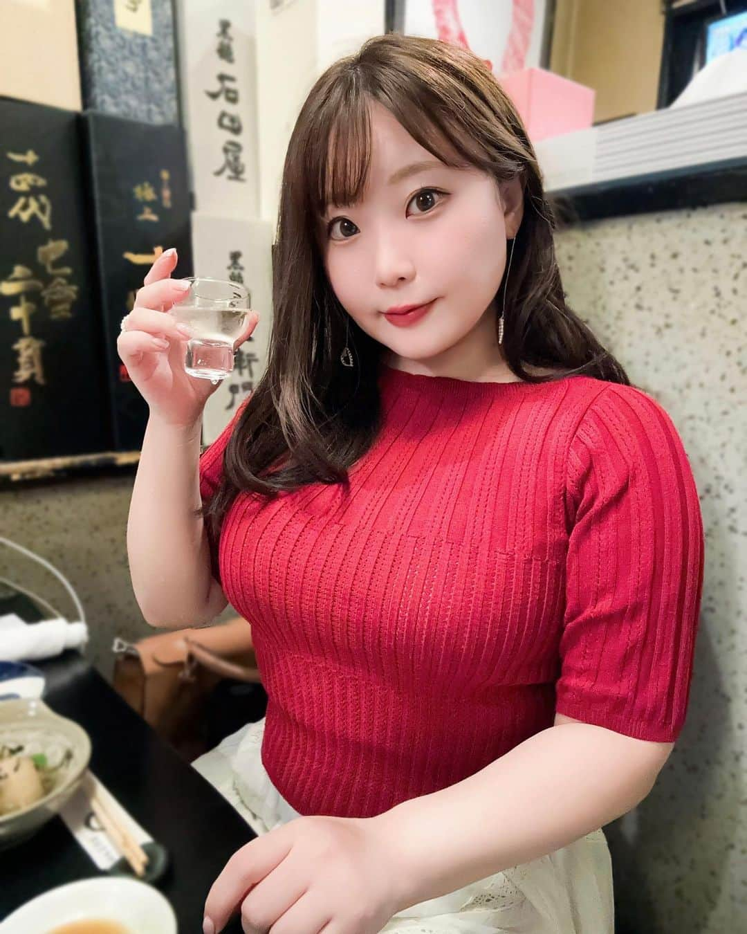 星野めいのインスタグラム：「仕事終わりにお友達と軽く飲みに行った日🍶 私の周りは仕事終わりでもアクティブな子ばかり🤣  どうしても海鮮が食べたくて 錦糸町の居酒屋MARU(@izakaya.maru)に行ってきました！  本日のメニューは  📍天然特大海老の塩焼 📍生牡蠣 📍本日のお刺身５点盛 📍里芋の揚げ出し 📍モッツァレラチーズのたまり漬  こんなの日本酒すすむに決まってる🥹🥹 ほんとおいしかった♡♡  今月中 paypay30%還元もやっているのでお近くの方は是非🧏🏻‍♀️  #海鮮居酒屋maru #錦糸町居酒屋 #錦糸町グルメ #錦糸町海鮮 #錦糸町日本酒 #錦糸町飲み #錦糸町デート PR #japamesegirl」