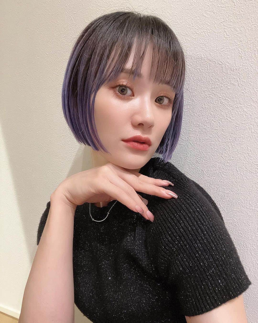 Arisaさんのインスタグラム写真 - (ArisaInstagram)「誤作動じゃないよ🙋🏻‍♀️ 真面目モード💁🏻‍♀️🍇  いつも可愛い髪色髪型さんきゅー🥹 @kyo_hair   やっぱこの長さ安定😮‍💨w  #根元残しカラー  #根元残し #デザインカラー  #パープルヘアー  #色落ちも楽しめるカラー #ハイトーンボブ  #ハイトーンピンク  #ハイトーンカラーブリーチ  #ハイトーンヘア  #ぱつっとボブ  #ぱつっとショート」9月21日 21時16分 - saarariii