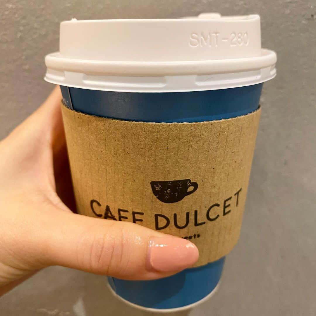 帆春さんのインスタグラム写真 - (帆春Instagram)「. 雨宿り🌧️  #カフェ #東京カフェ #コーヒー #coffee #cafe #カフェラテ #ティータイム #tea #雨宿り  雨すごかったな🤦🏻‍♀️☂️」9月21日 21時26分 - hoharu_oyama