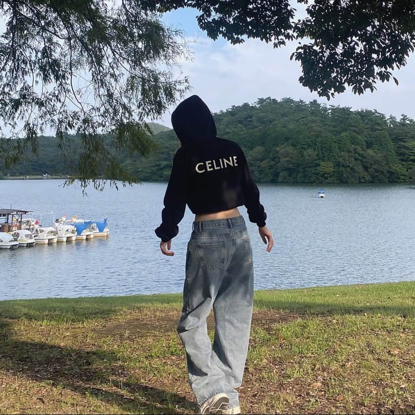 のインスタグラム：「・ この前の📷🦢🌳  コーデの詳細はブログに書いてます📝  #celine #celinebyhedislimane」