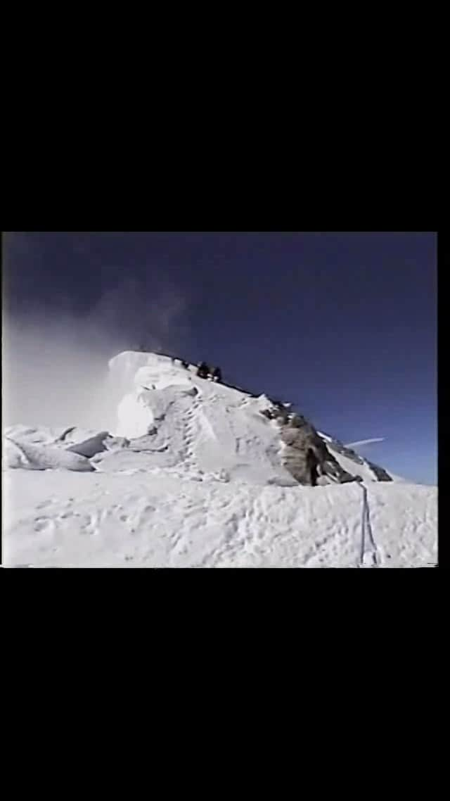 石川直樹のインスタグラム：「For Himalayas④ The summit of #Everest on May 23, 2001. How everything started from here. 2001年、ぼくは初めてチベットに入り、エベレストに登頂しました。23歳でした。すべてはここからはじまった。22年前の古ぼけた、懐かしの映像です。この頃は渋滞もなかったなあ😅 ちなみに冒頭の音声は、アメリカ人ガイドのクリス・ワーナー。数日前にマナスルに登頂し、14座の完全登頂者になりました。クリスはアマダブラムに新ルートを拓いたこともある往年の名クライマーで、自分とは2001年からの長い付き合いになります。クリス、おめでとう！ . #8000ers」