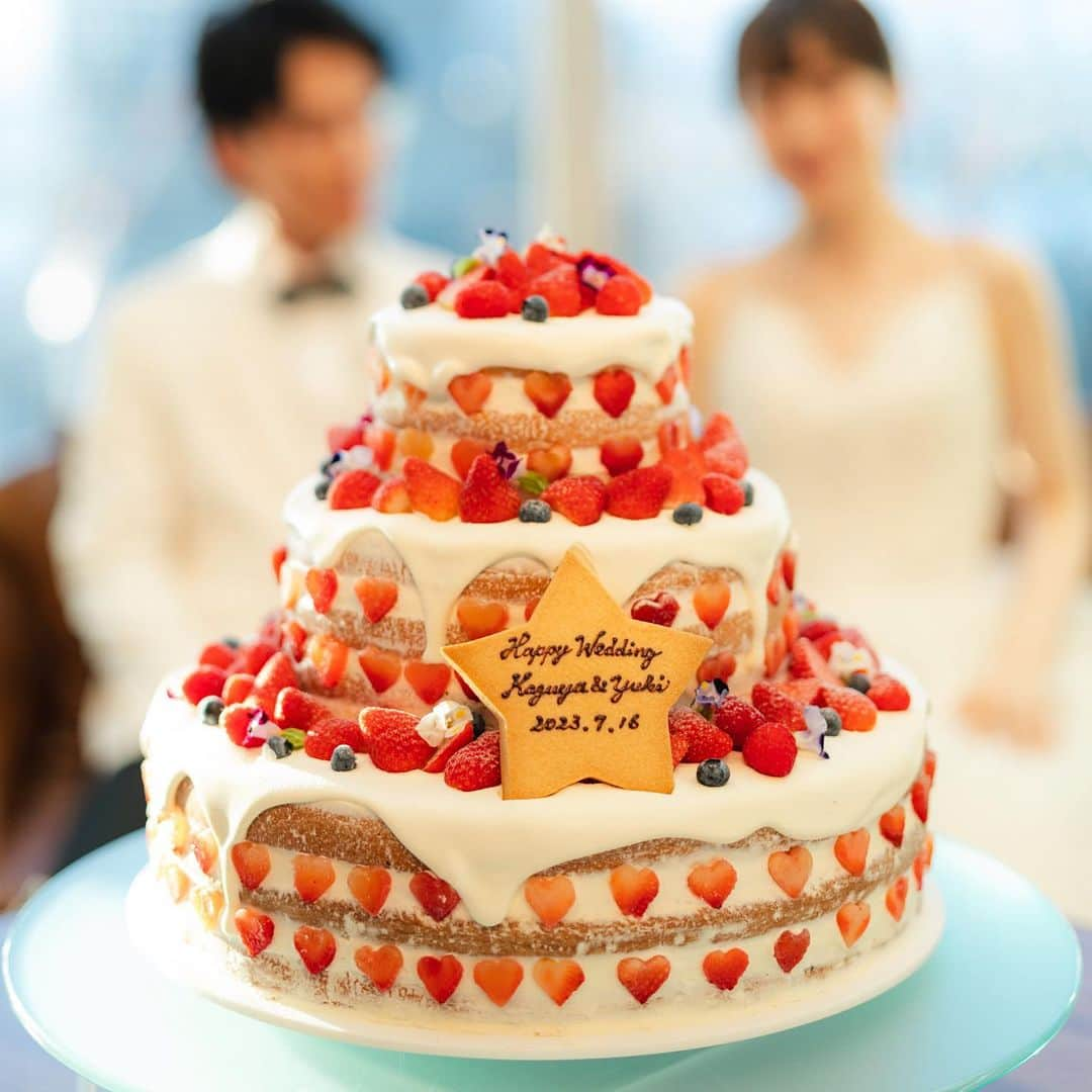 The 33 Sense of Weddingのインスタグラム：「*** いちごたっぷりのネイキッドケーキ🍓  垂れるクリームとハートのいちごが さらにケーキを華やかにしてくれています🩷  — 地上160mの天空ウェディング🕊  ブライダルフェアのご予約は 【@the_33_sense_of_wedding 】の プロフィール【URL】より✔️  —  #the33senseofwedding #ザサーティースリー #梅田結婚式場 #大阪結婚式 #結婚式梅田  #結婚式場大阪#プレ花嫁 #式場見学 #結婚式場探し#結婚式準備#プレ花嫁 #式場見学 #結婚式場探し#結婚式準備#ウェディング#wedding#ウェディングケーキ#イチゴのウェディングケーキ#ウェディングケーキデザイン#ウェディングケーキアイデア」