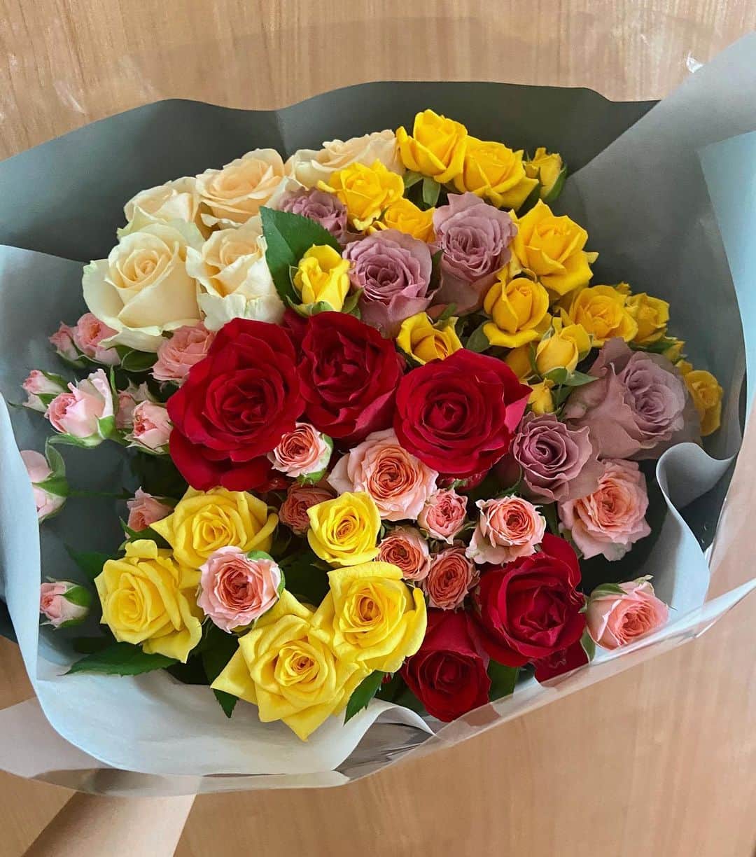 森万由子のインスタグラム：「我が家に南大隅町のバラがやってきた🌹✨  とーっても良い香りで癒されます☺️」