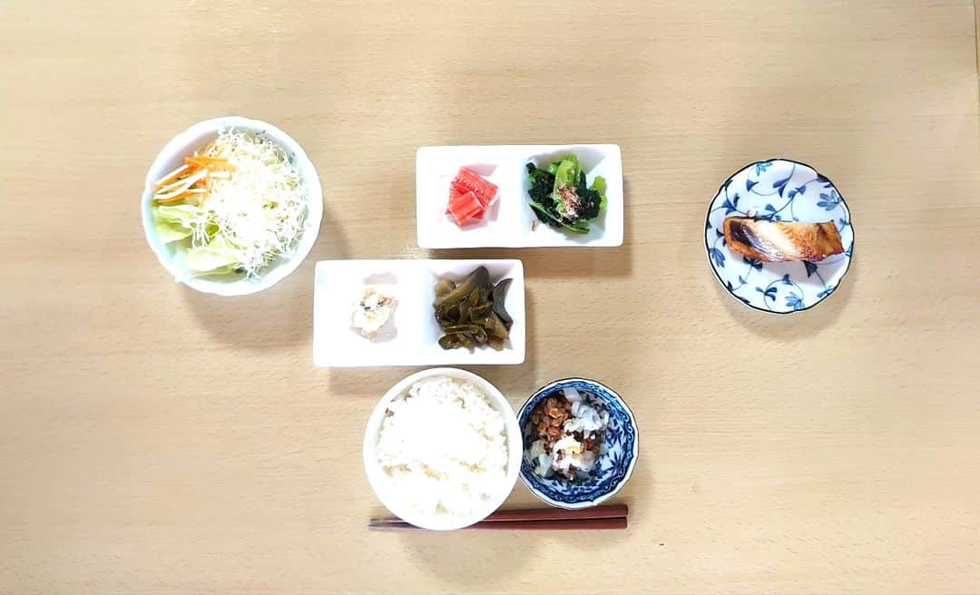 松野行秀のインスタグラム：「【備忘録🖌️〜本日の相方の制限食メニュー🥢〜】  (朝食) ○サラダ ○小松菜のお浸し ○なすの味噌炒め ○かにかまぼこ ○山海漬け ○ほっけの塩焼き ○納豆 ○ご飯  たんぱく質16.5g 塩分1.5g カリウム480mg  (昼食) ○トースト ○牛乳  たんぱく質14.5g 塩分1.2g カリウム430mg  (夕食) ○アスパラガス ○エリンギのペペロンチーノ ○キャベツときゅうりのマヨネーズ和え ○かぼちゃ煮 ○鰹のたたき ○ご飯 ○梨 ○薄皮ひとくち饅頭  たんぱく質17.0g 塩分1.5g カリウム550mg  #カロリーSlism https://calorie.slism.jp/  #男の手料理 #典座日記 #腎臓病制限食 #減塩 #低たんぱく #低カリウム #先行的腎移植延期 #保存療法」