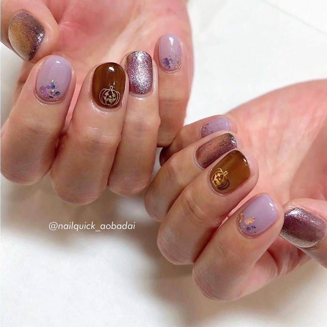 ネイルサロンならネイルクイックのインスタグラム：「@nailquick_aobadai⁣ ・・・⁣ ハロウィン〜🎃👻⁣ ネイルクイック青葉台店⁣ 担当:きたじま⁣ ⁣ ⁣ ハンドは9〜10月の青葉台オリジナル定額になります🍂⁣ ⁣ ネット予約からは⁣ 【ハンド】ジェルコース＋お好みのアート両手3本まで（税込8800円＋アート代別）⁣ ⁣ 【フット】ジェルワンカラーコース＋アート（税込10450円＋アート代別）⁣ ⁣ をお選びください♡⁣ ⁣ ⁣ ⋱⋰ ⋱⋰ ⋱⋰ ⋱⋰ ⋱⋰ ⋱⋰ ⋱⋰⁣ ⁣ デザインに使われているカラー、ストーン、パーツ等に関しましては、店舗によって在庫状況が異なります。⁣ 在庫切れの場合は、似ているカラー、ストーン、パーツをご案内させていただくことがございますので、あらかじめご了承ください。⁣ ⁣ ⋱⋰ ⋱⋰ ⋱⋰ ⋱⋰ ⋱⋰ ⋱⋰ ⋱⋰⁣ ⁣ ⁣ 🟫#ネイルサロン は @nailquick⁣ 🟪#ジェルネイル は @nailparfaitgel⁣ ⬜️#ハンドケア には @spanail_product⁣ ⁣ ⁣ ⁣ 🤚🏼✋🏼 #ネイルクイック⁣ ⁣ お爪の健康を考えたネイル専門店⁣ ケア、マニキュア、ジェルネイル、お客さまのご要望やお爪の状態を伺い、一人ひとりにあうメニューをご提供します。⁣ ⁣ ⋱⋰ ⋱⋰ ⋱⋰ ⋱⋰ ⋱⋰ ⋱⋰ ⋱⋰⁣ ⁣ ⁣ #ハロウィンネイル #マグネットネイル #ギャラクシーネイル #キラキラネイル #トレンドネイル #流行りネイル #Halloweennails #ネイルパフェジェル #青葉台ネイル #青葉台ネイルサロン」