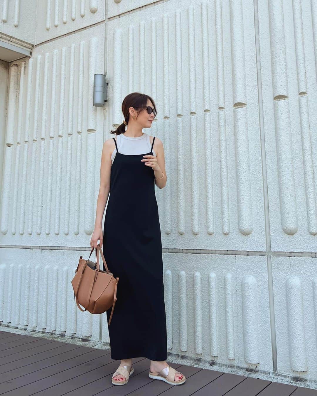 のインスタグラム：「#outfit . . 少し前のカジュアルコーデ◡̈ キャミワンピは街では露出度高めだったのでアメスリタンクを合わせました。  One piece... @bonjoursagan Bag... @polene_paris  #bonjoursagan#polene#poleneparis#ugg#ronherman」