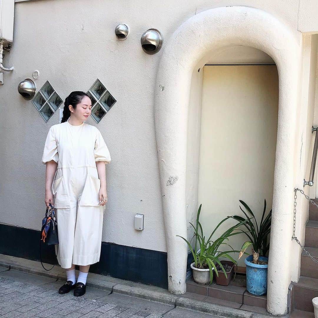 _mar_.imのインスタグラム：「京都では、なんだか服の色と一致しているレトロないりぐちを見つけました。  もっと涼しくなったら、行きたかった喫茶店など色々行きたいな、、、  #tennehandcraftedmodern #hermes #todaystyle #今日のコーデ#데일리룩#오오티디#ootdfashion」