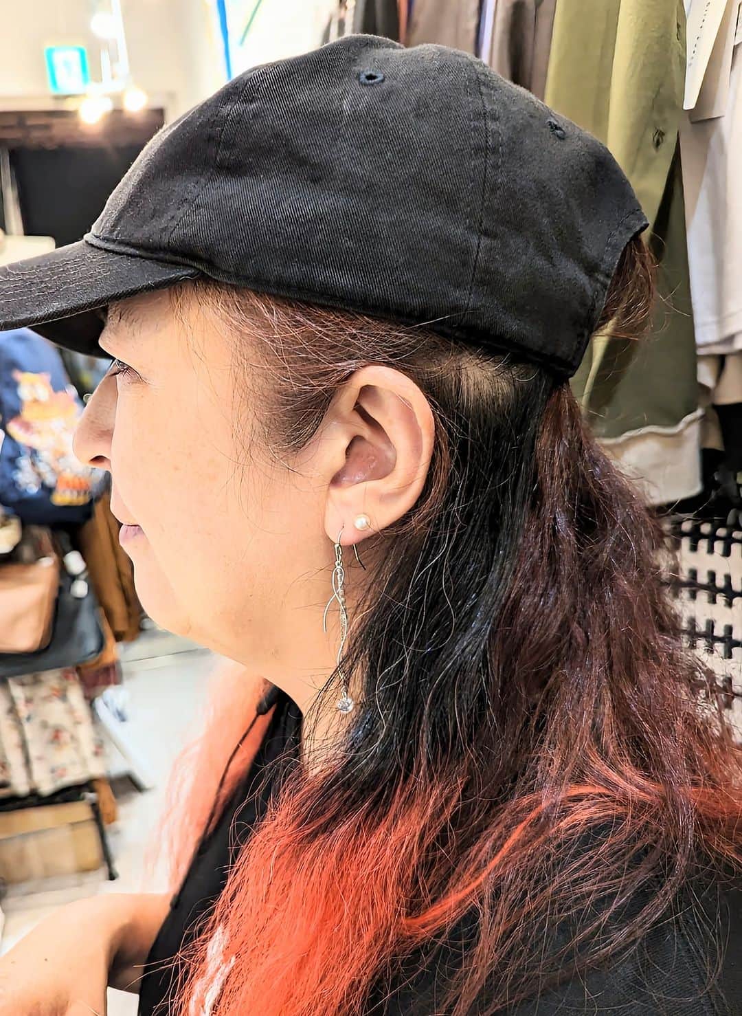 平井富子のインスタグラム：「都内から、バイヤーでアクセサリーデザイナーのマナミちゃんが遊びに来てくれました！  オープン当時からの友達で、センス抜群。 マナミちゃんがアメリカで仕入れたバッグをアンシャンテで販売したことも。 完売です〜  デザインがステキなピアスを気に入って頂きました。そのまま着用。お似合い〜  また、オシャレトークしましょう！」