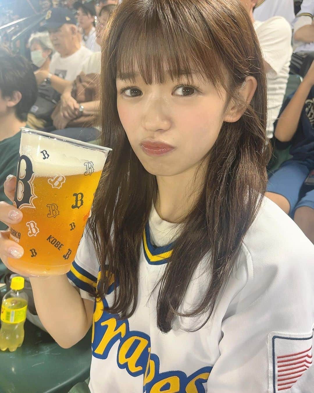 岡村茉奈さんのインスタグラム写真 - (岡村茉奈Instagram)「. まだまだ昨日の余韻が抜けない🍺♥️✨  本当に優勝したんだなぁ😭😭 3連覇って本当にすごいT^T  日刊スポーツ紙面にも芸能界のB党と言う事で コメント掲載いただいてます…🙇‍♀️ WEB記事と合わせて是非チェックお願いします❕  #オリックスバファローズ #オリックス#バファローズ #ビール#お酒#プロ野球#野球#野球観戦 #球場グルメ #orixbuffaloes#orix #baseball#bs2023 #camera #instgram#instagood #japanesegirl #japan #follow#followｍe」9月21日 21時28分 - mana_0906__