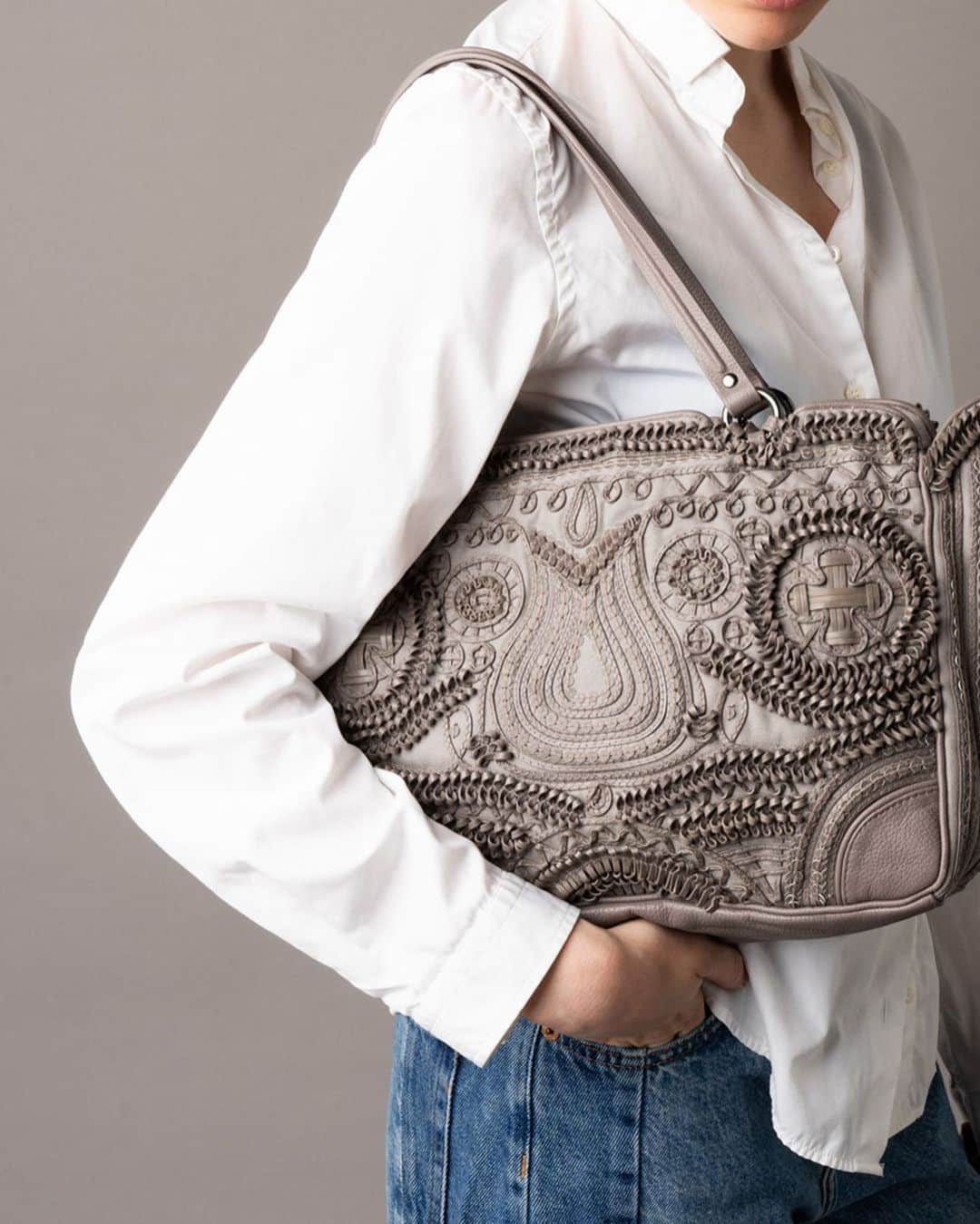 ジャマンピュエッシュのインスタグラム：「The focus on the details is in the heart of Jamin Puech ADN. #jaminpuech #iconicbag #uniquebag」