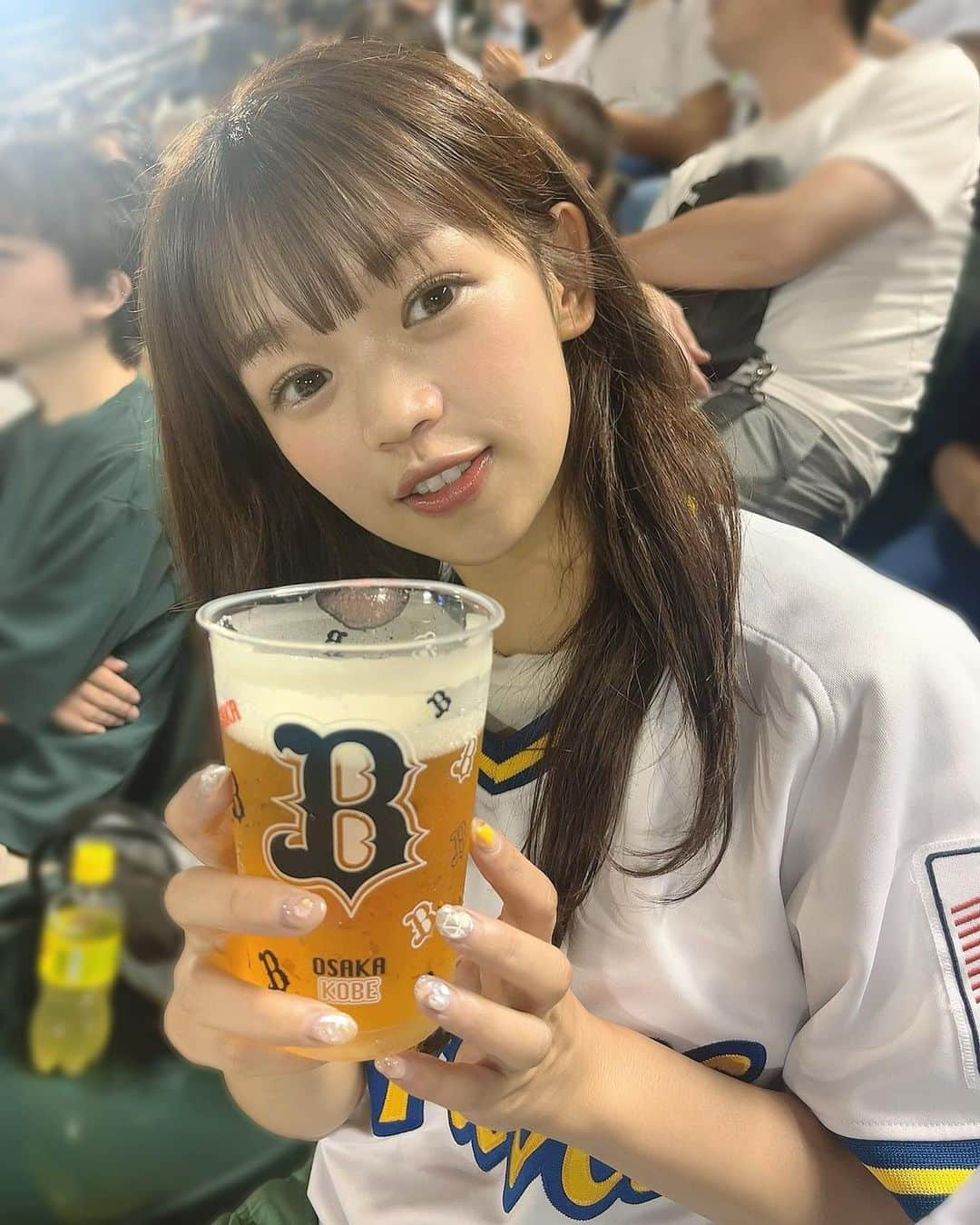 岡村茉奈のインスタグラム：「. まだまだ昨日の余韻が抜けない🍺♥️✨  本当に優勝したんだなぁ😭😭 3連覇って本当にすごいT^T  日刊スポーツ紙面にも芸能界のB党と言う事で コメント掲載いただいてます…🙇‍♀️ WEB記事と合わせて是非チェックお願いします❕  #オリックスバファローズ #オリックス#バファローズ #ビール#お酒#プロ野球#野球#野球観戦 #球場グルメ #orixbuffaloes#orix #baseball#bs2023 #camera #instgram#instagood #japanesegirl #japan #follow#followｍe」