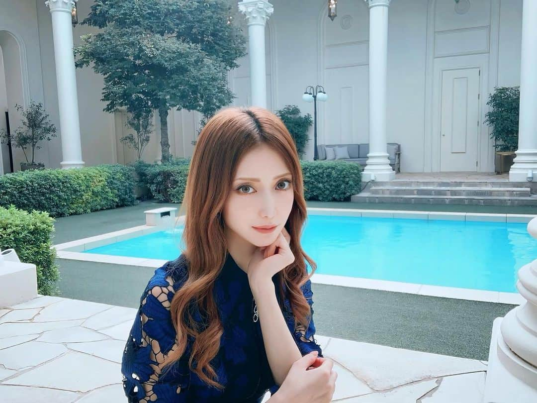 加賀美早紀のインスタグラム：「It was a really fun shoot!  #dress @sobre_dress #weddinghall #pool」