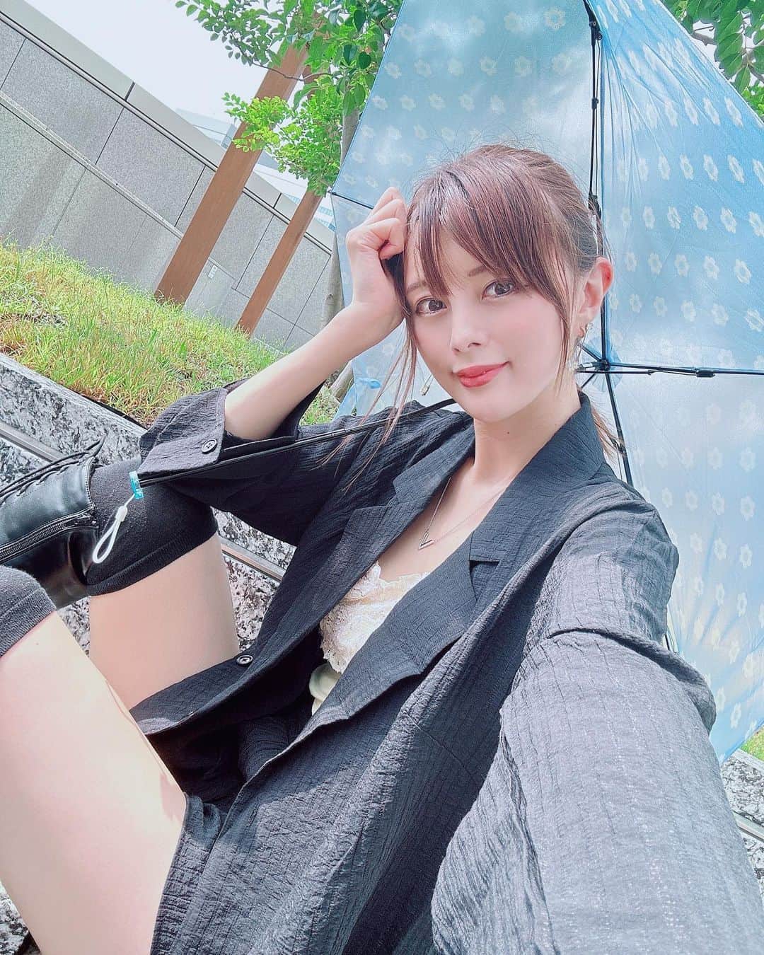 のインスタグラム：「☂️⚾️🐷 ・ 雨やだーー☔️ 昨日は野球行く途中大雨になりました笑 ・ 最近は（@estaa_official）の傘持参してるので救われました🌂 91gと超軽量だしuvカットの折りたたみ傘！ほんと軽くて荷物ならなくて最高！！  ・  @estaa_official #estaa #傘 #長傘  #折りたたみ傘 #日傘 #今日のコーデ #野球観戦コーデ #秋コーデ #六本木グルメ #六本木ディナー #六本木ランチ  #今日のコーデ #太もも　太い笑 #ダイエット　しよう #筋トレ　サボってた #ストレッチ　もする #サラダチキン　食べまくる #ケンタッキー　食べたい #ヤクルトスワローズ #神宮球場 #バスタオル」